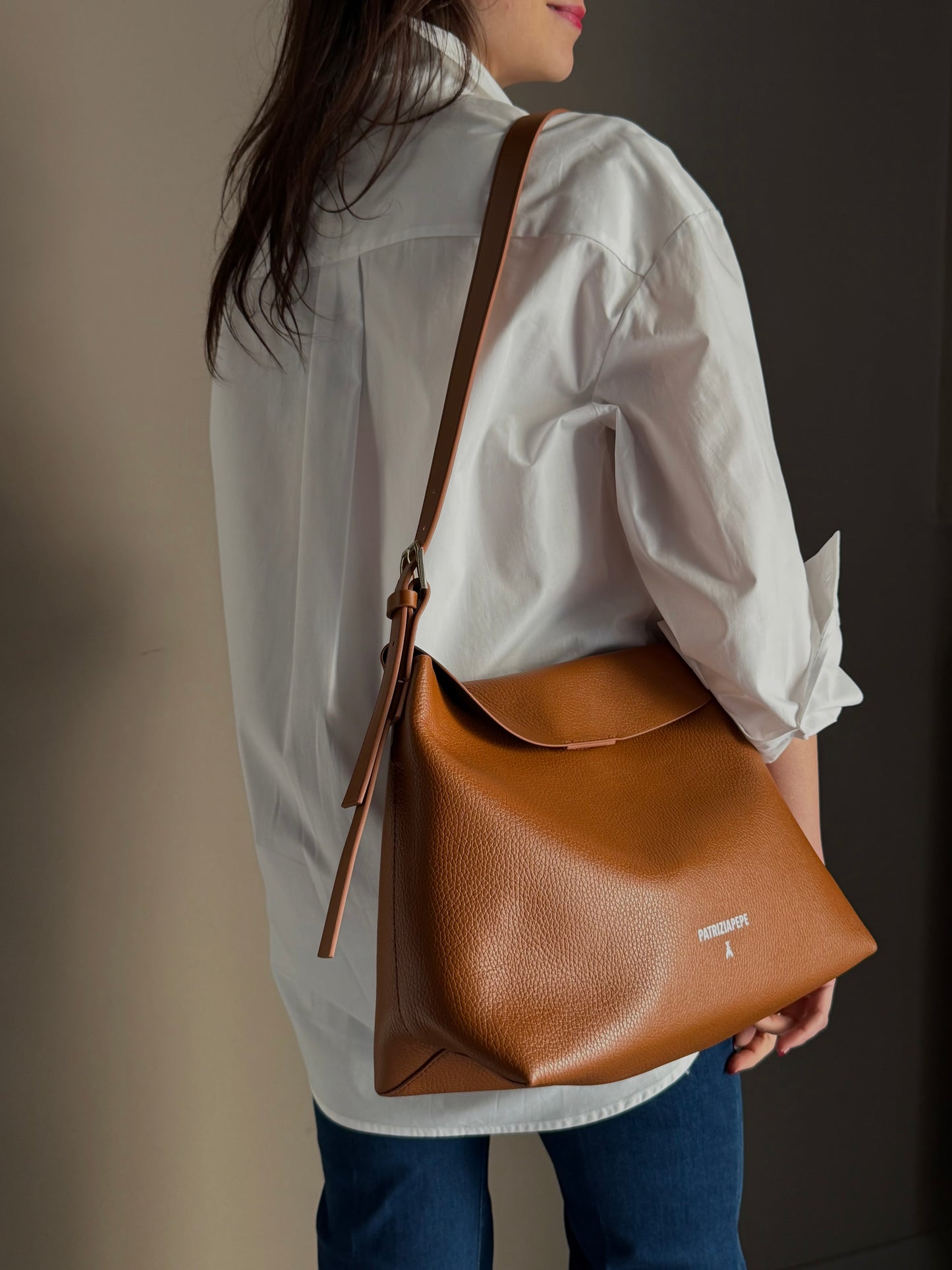 Borsa a tracolla Never grande in pelle