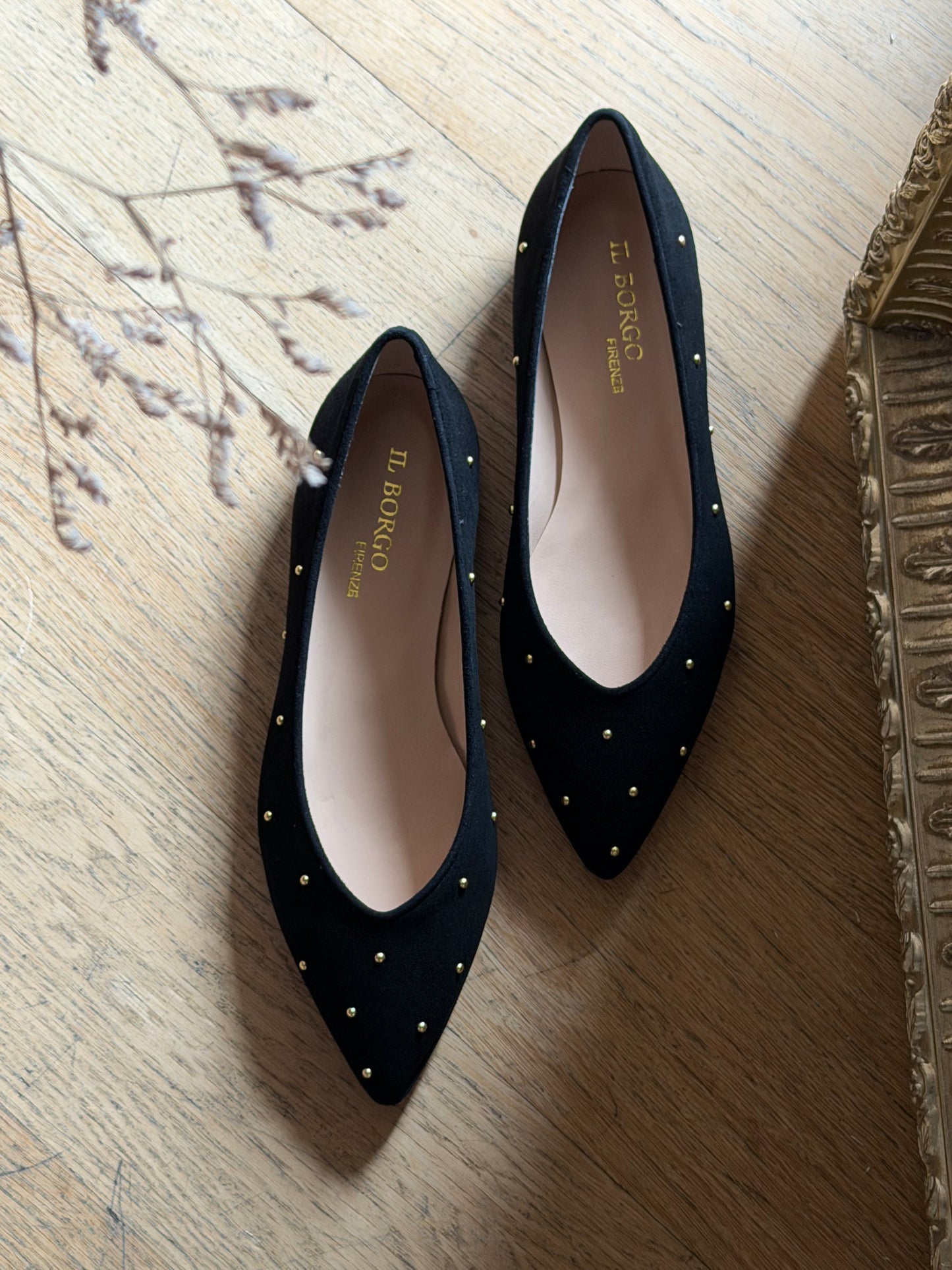 Decolletè flat in suede nera