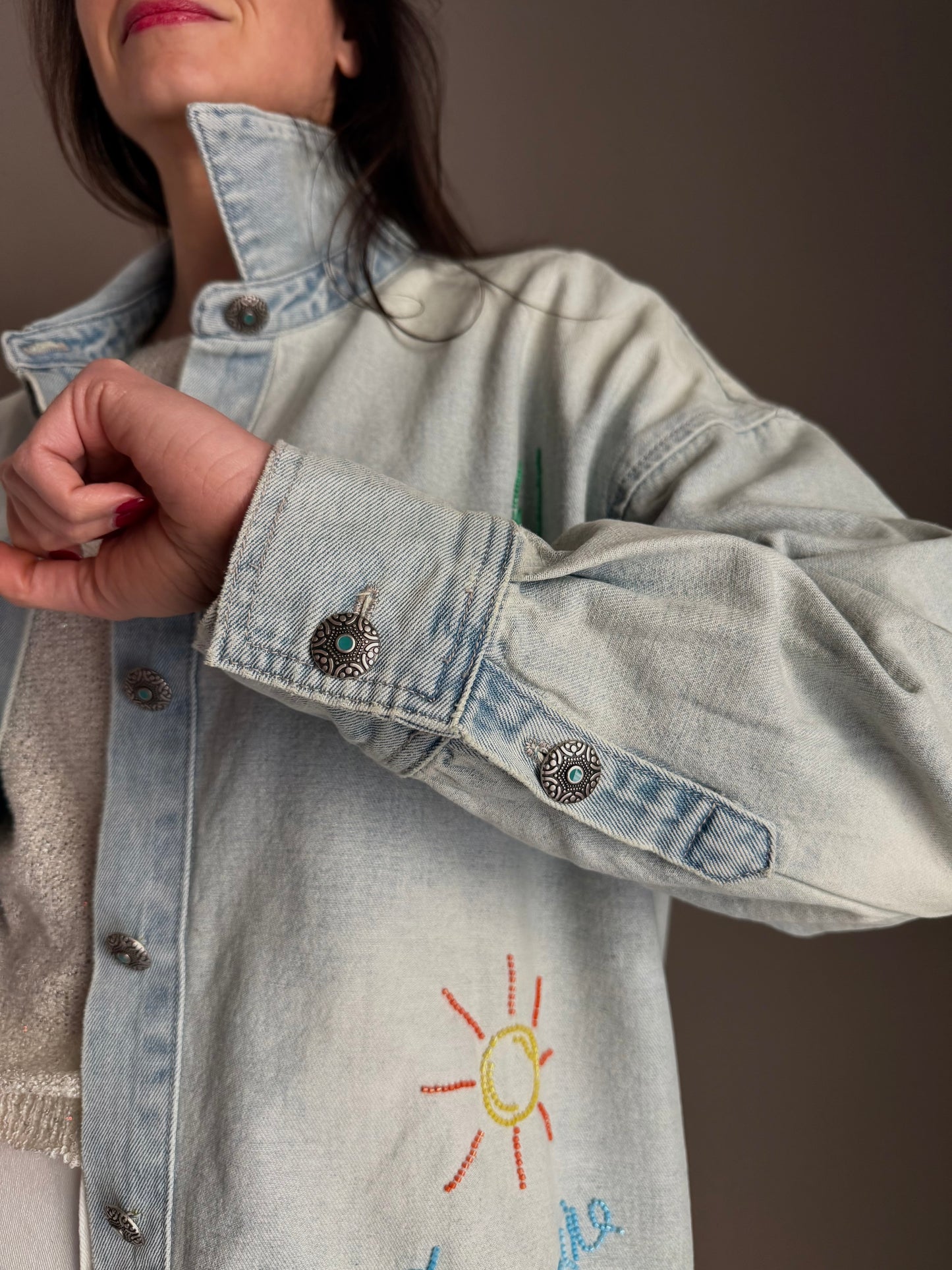 Camicia over in denim chiaro con ricamo