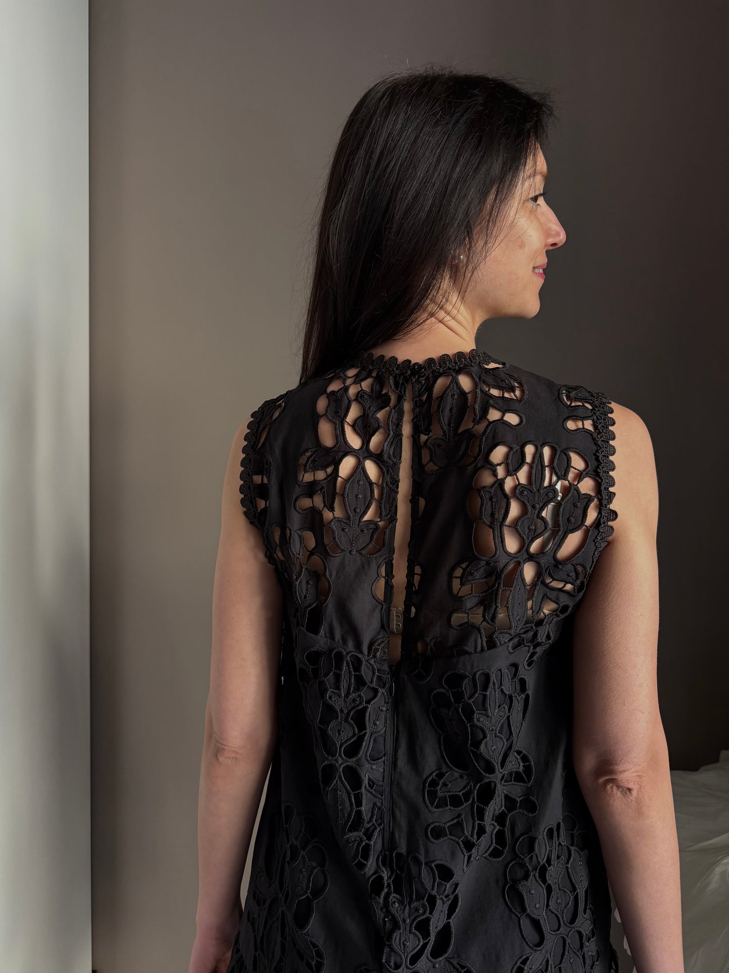 Abito svasato in macrame’ e tencel nero