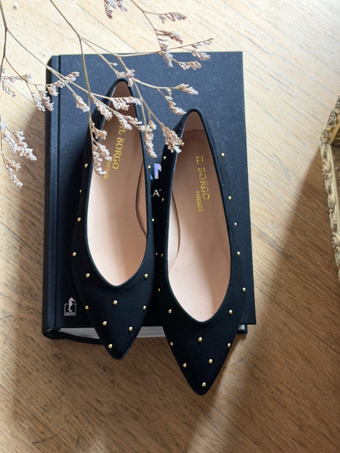 Decolletè flat in suede nera