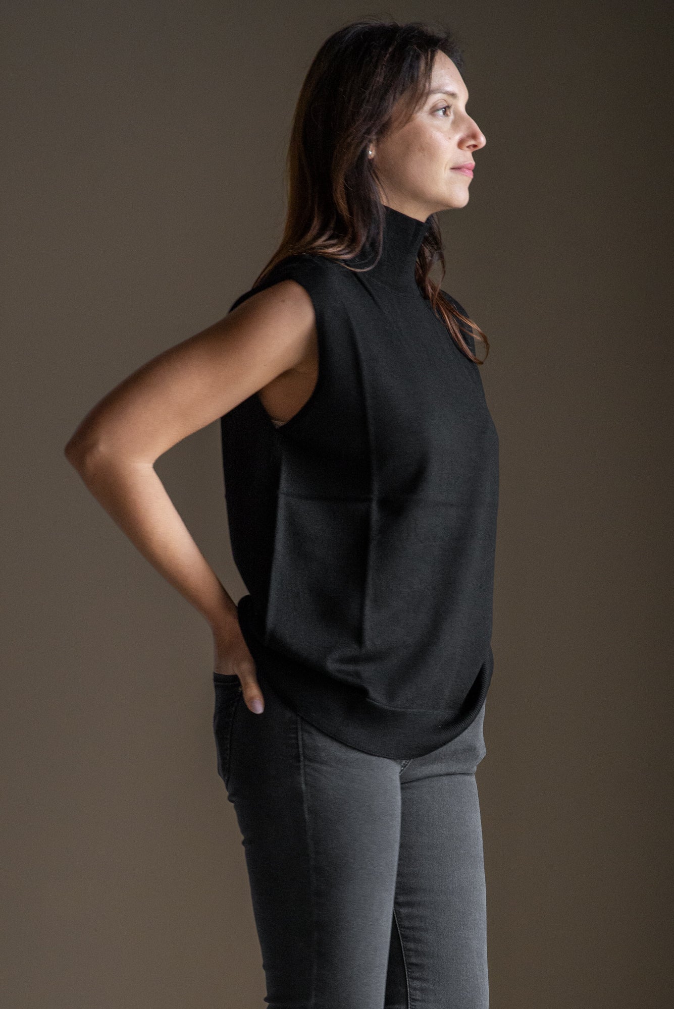Maglia smanicata in lana nera