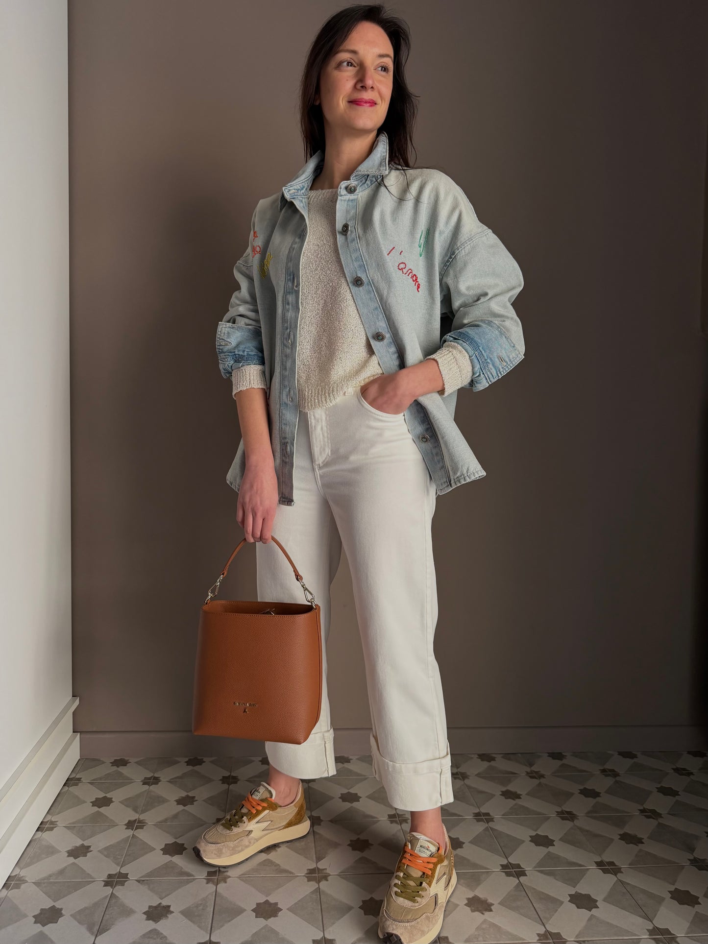 Camicia over in denim chiaro con ricamo