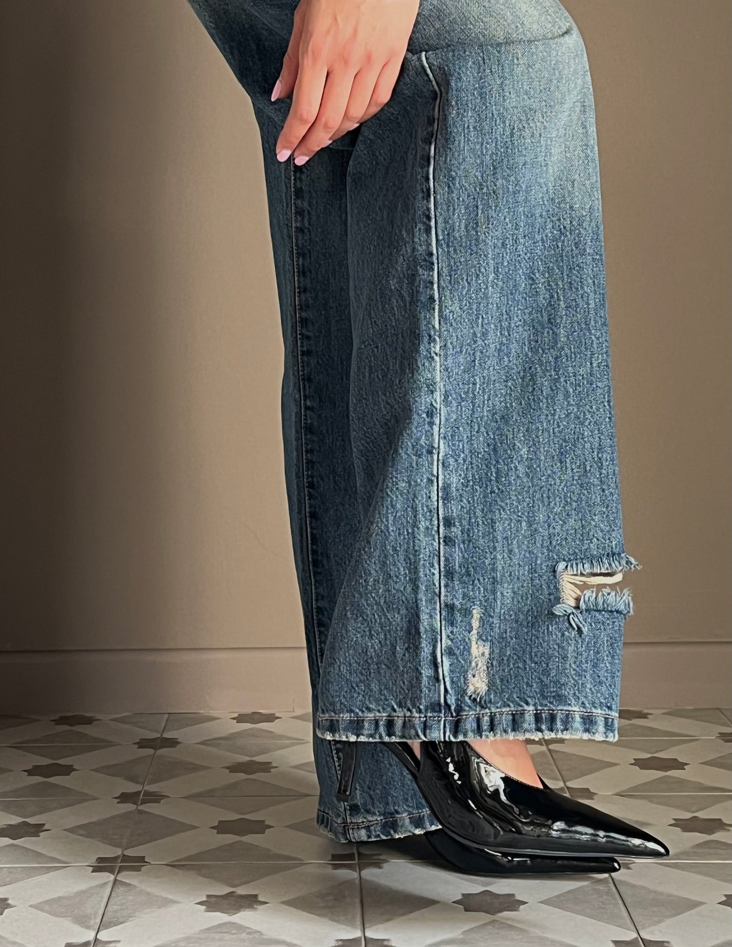 Pantalone in denim con strappo sul fondo