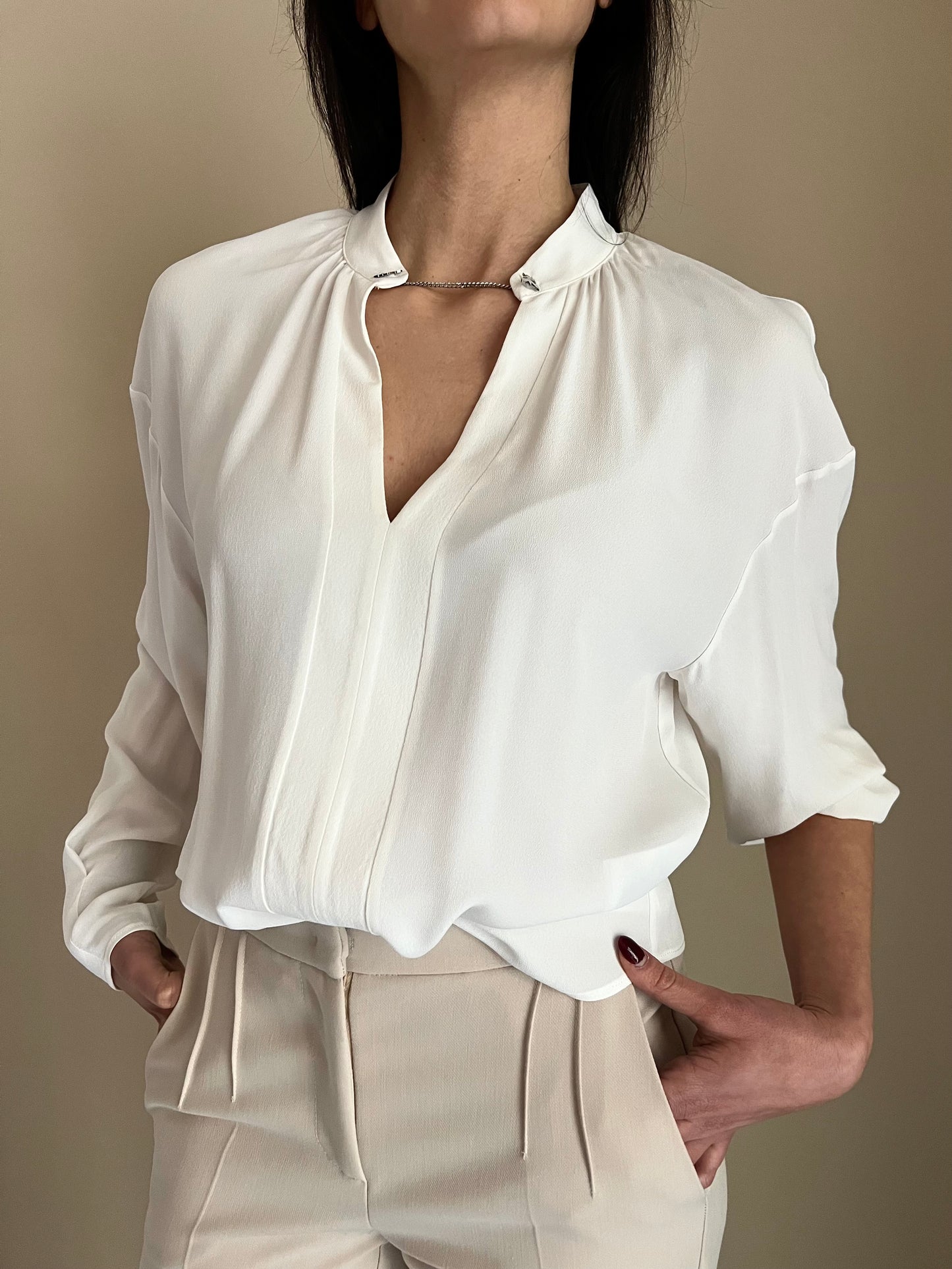 Camicia con scollo a V e catenella