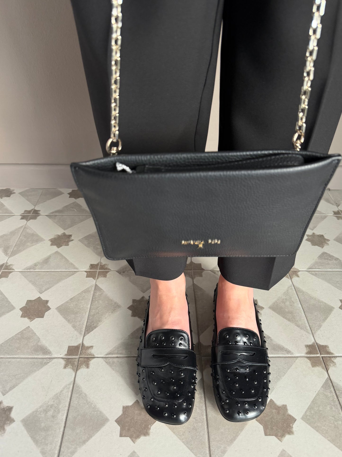 Mocassino in pelle con borchiette in tinta