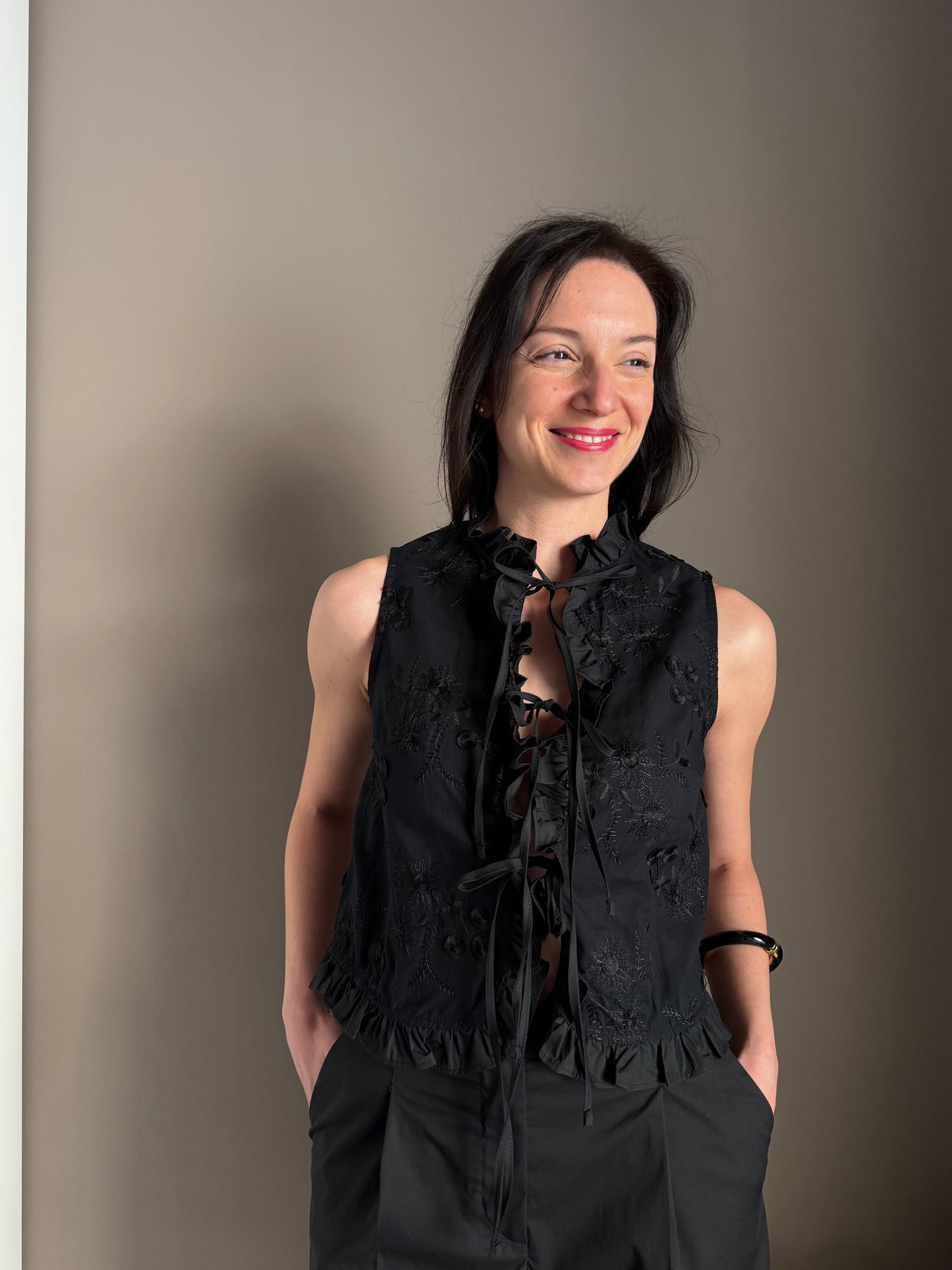Camicia ricamata con rouches nera