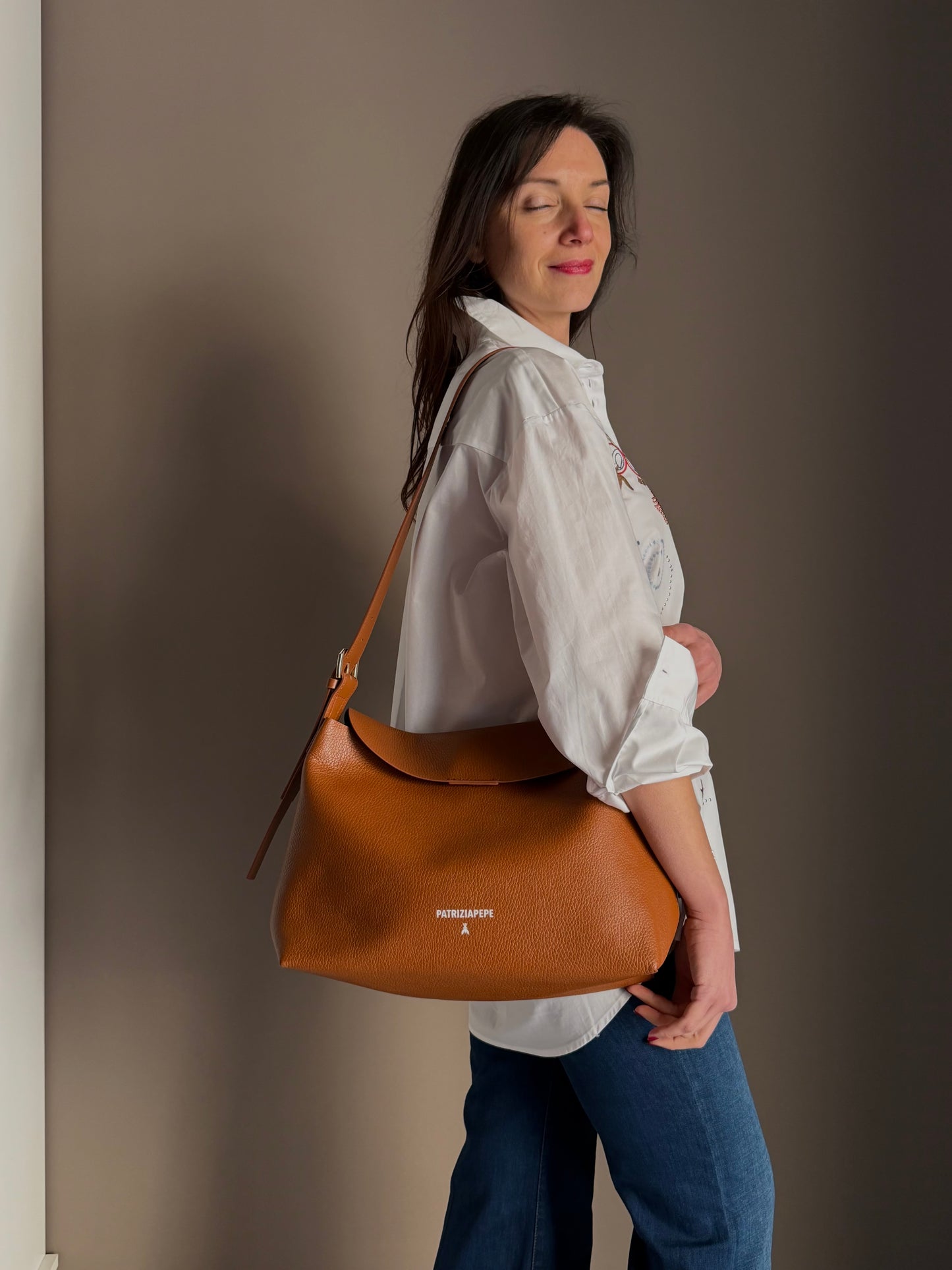 Borsa a tracolla Never grande in pelle