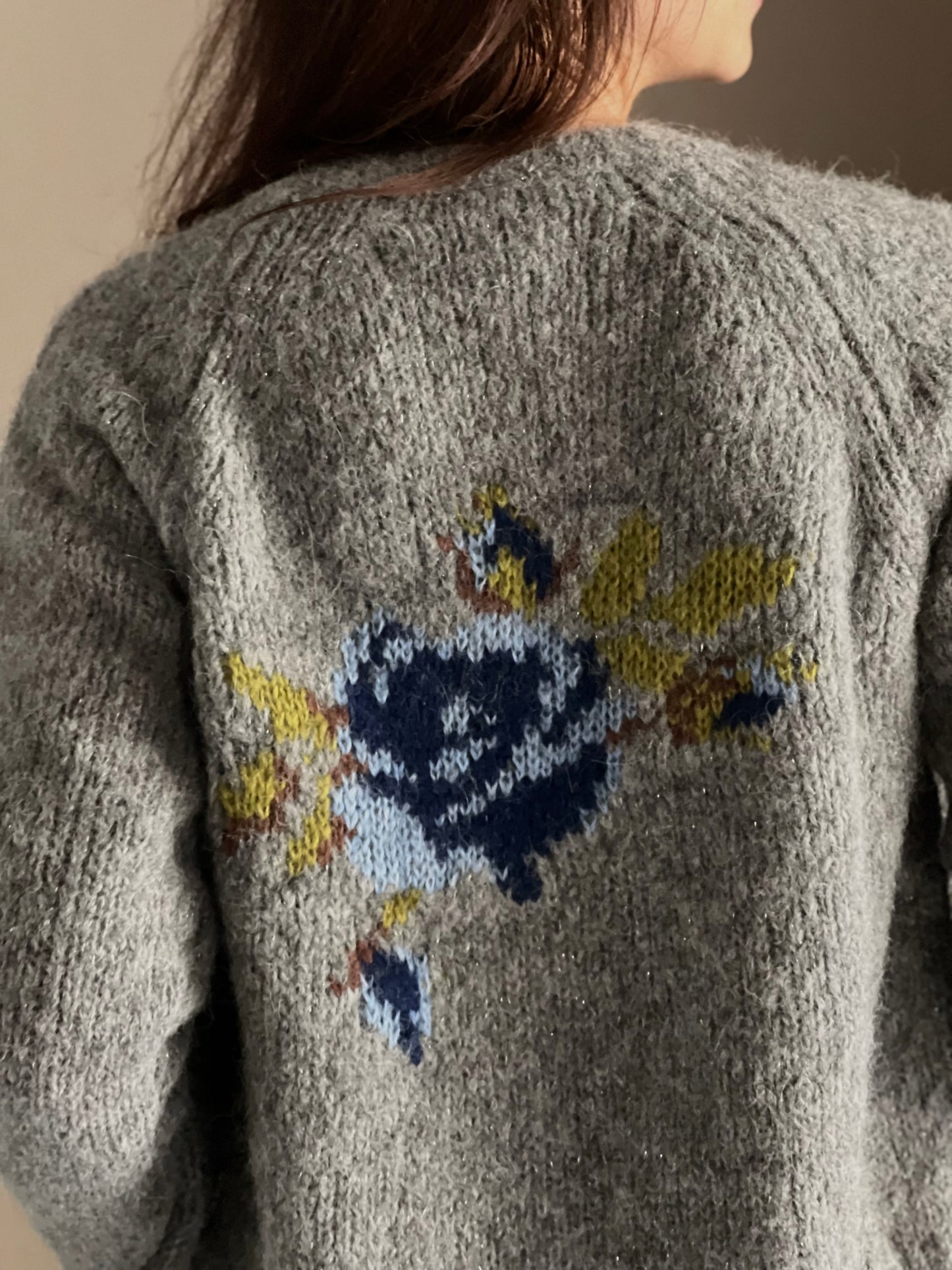 Cardigan grigio con ricamo