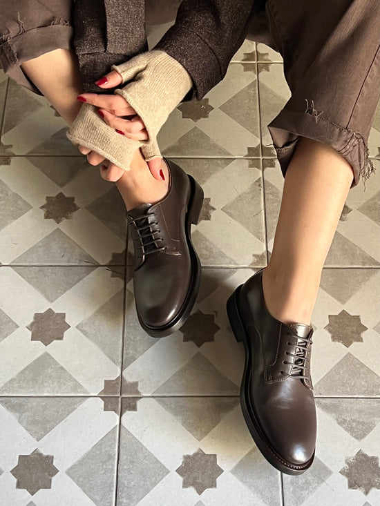 Scarpa con i lacci linea maschile