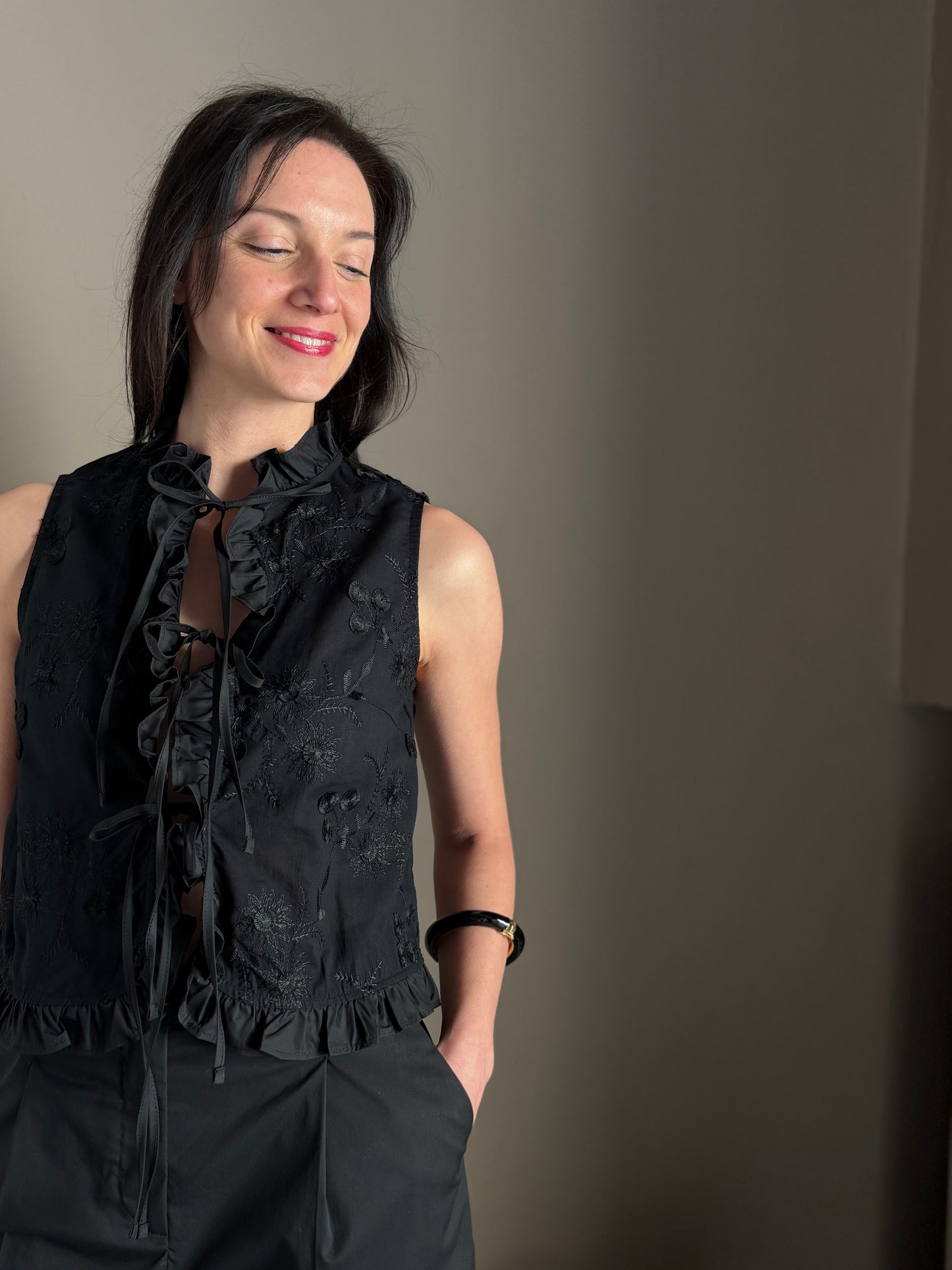 Camicia ricamata con rouches nera