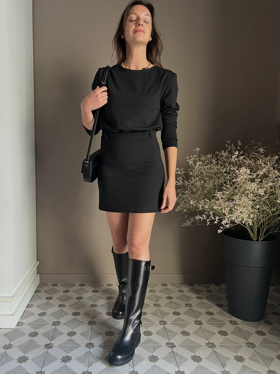 Mini abito nero con manica lunga