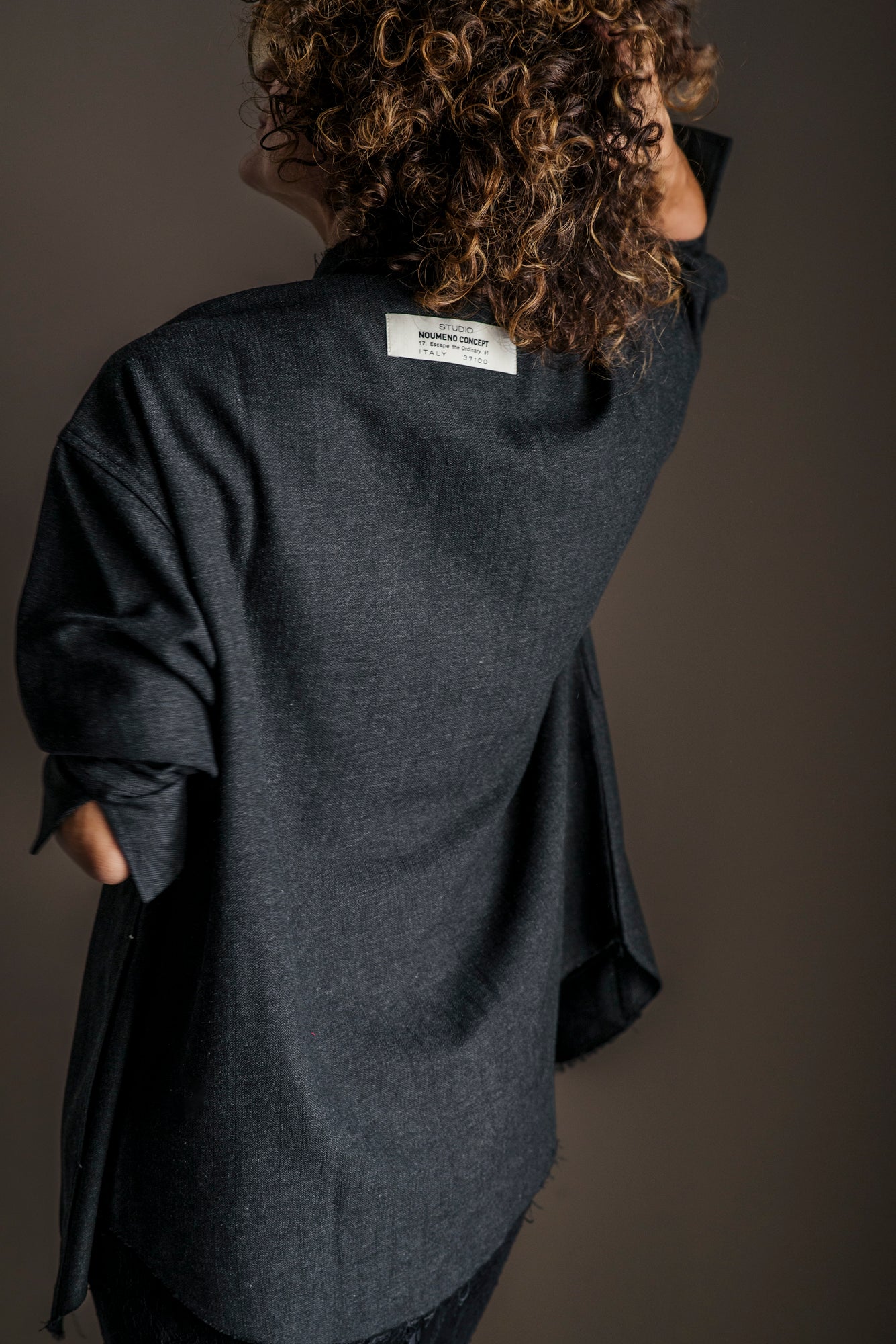 Camicia coreana con dettagli taglio vivo