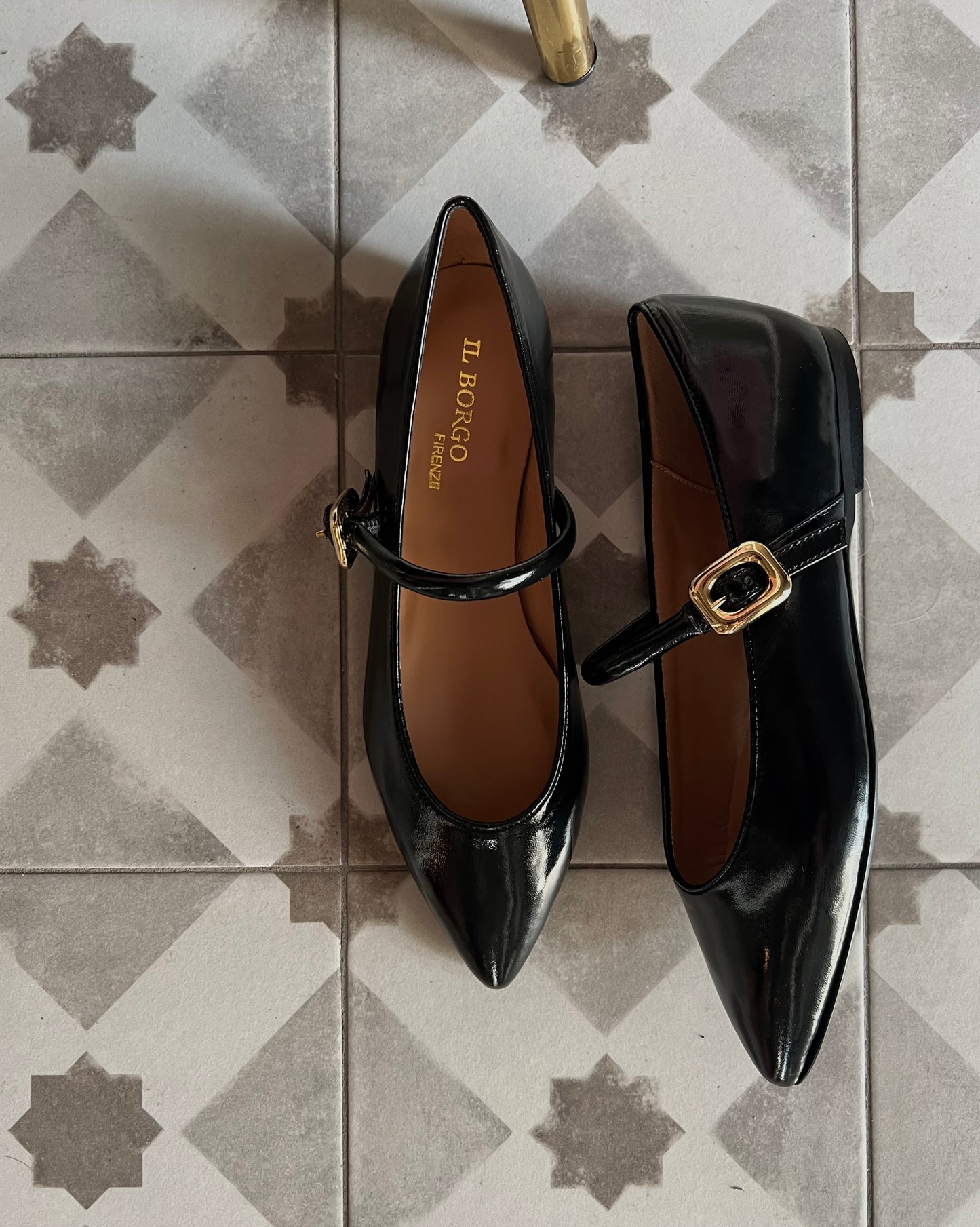 Scarpa con cinturino in pelle e fibbia oro