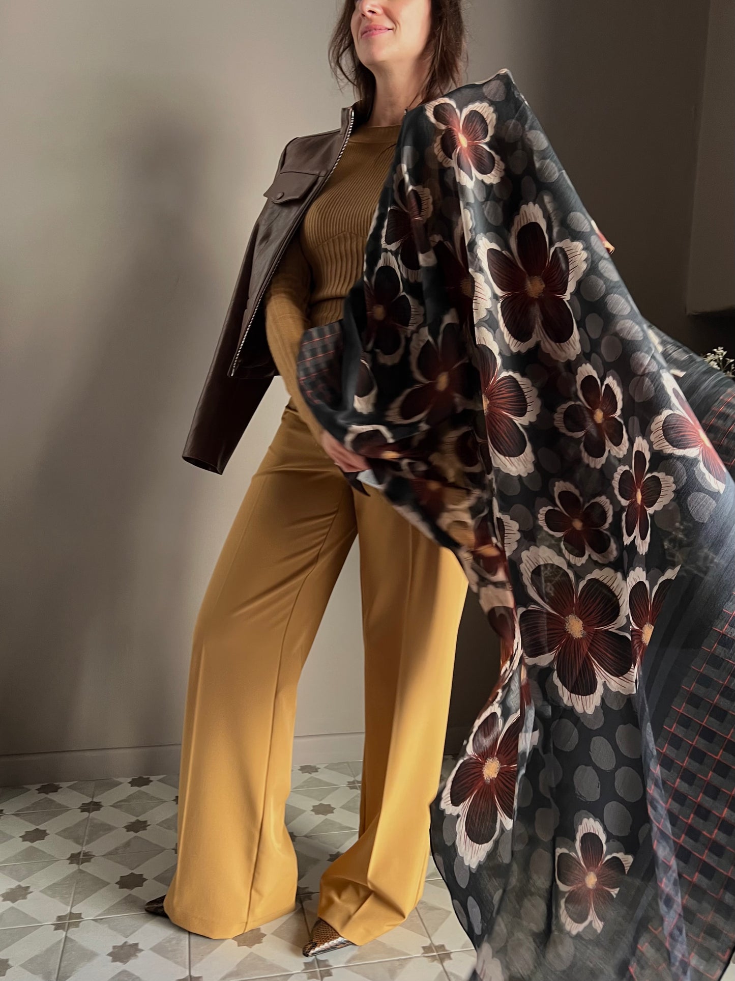Sciarpa fiori e geometrie asimmetriche