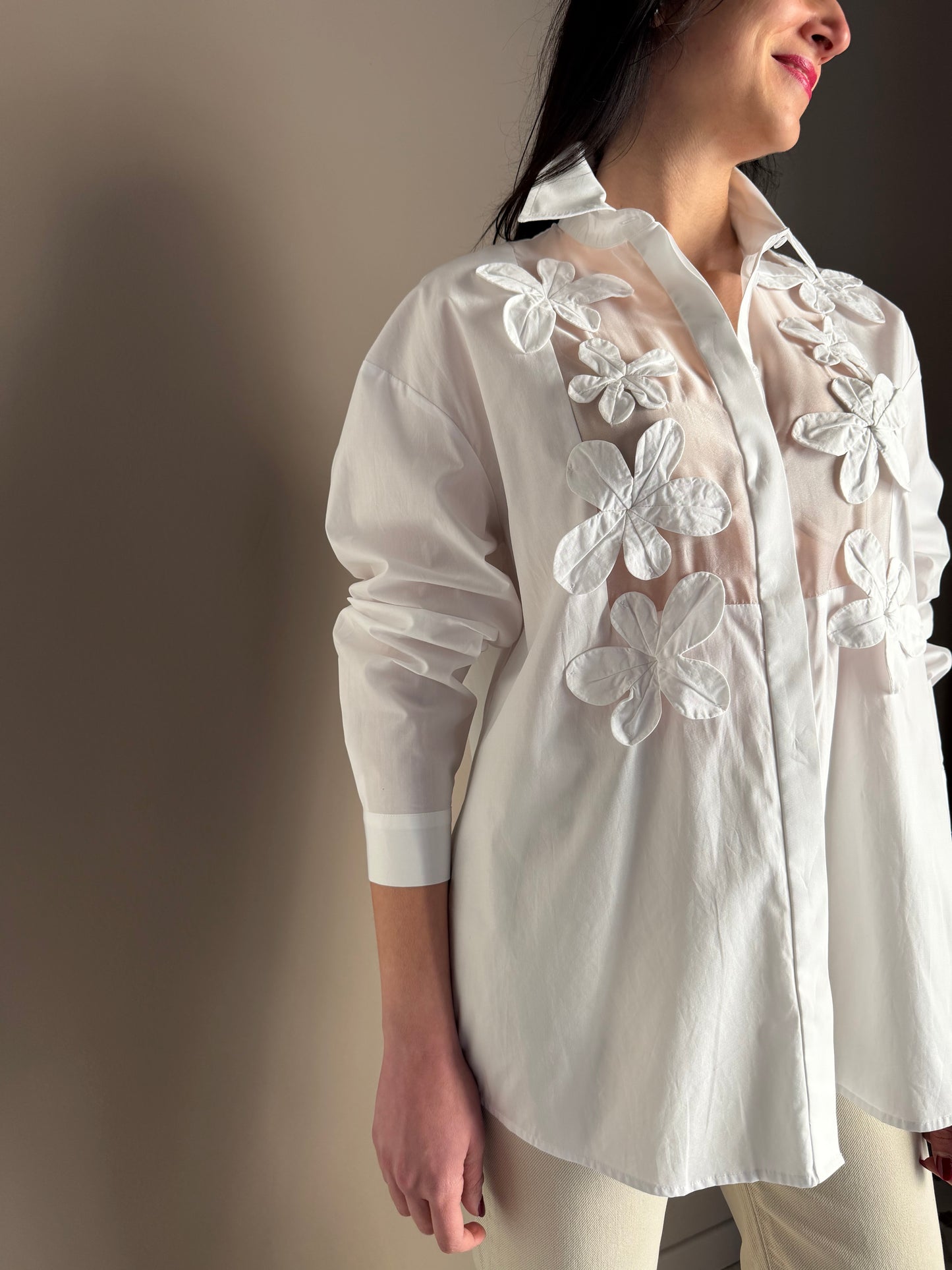 Camicia in cotone con intarsi floreali