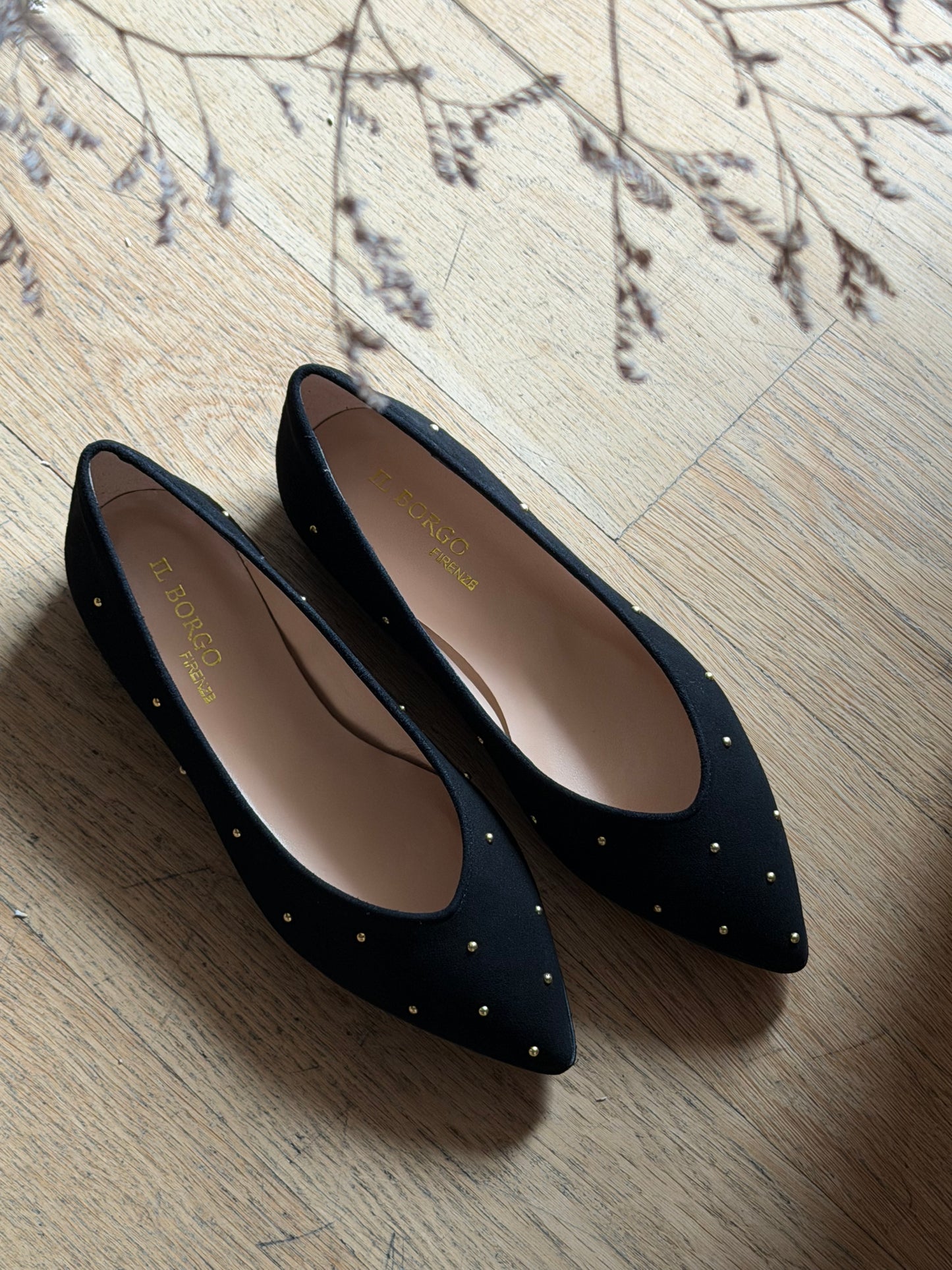 Decolletè flat in suede nera