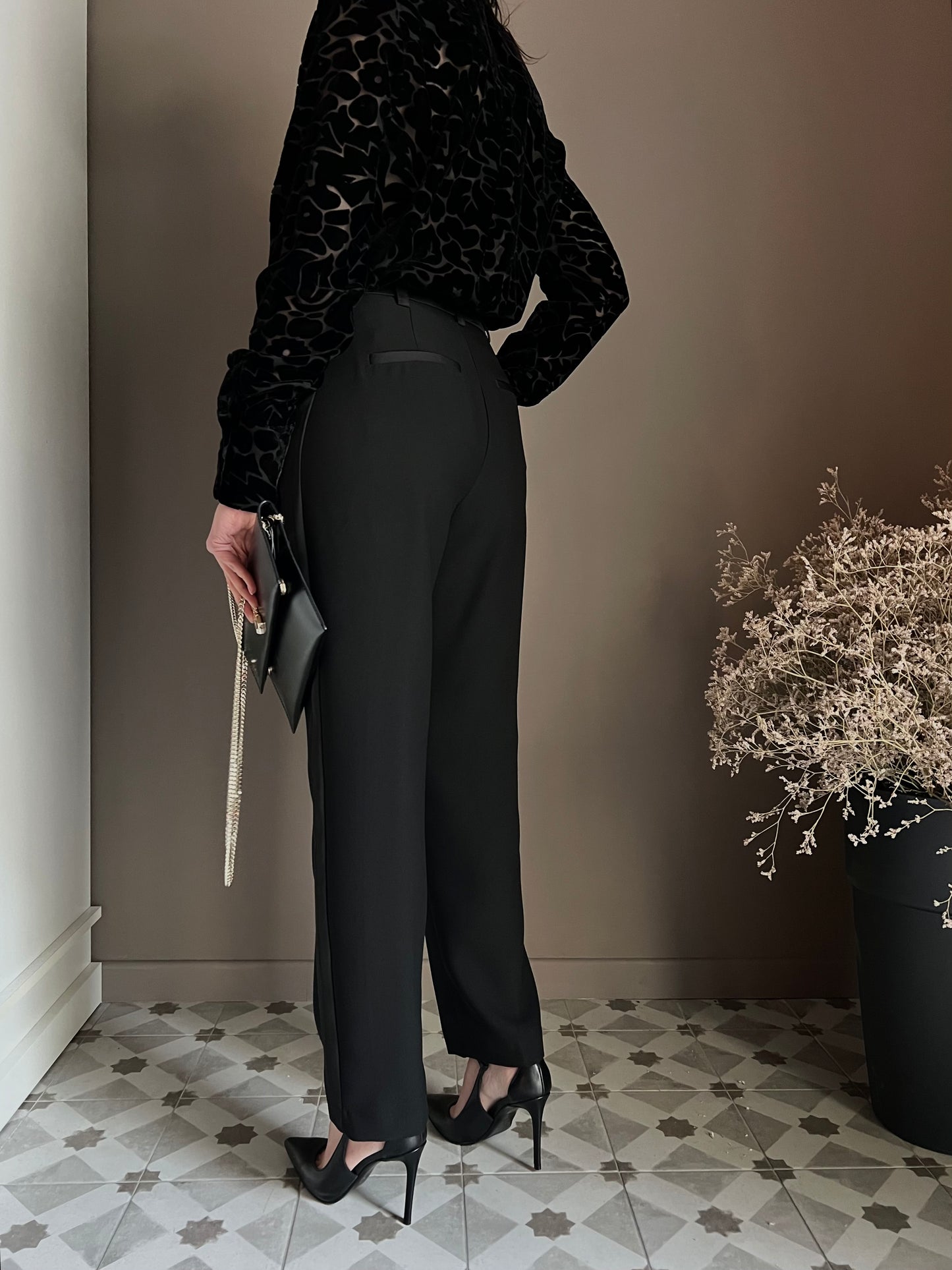 Pantalone ankle nero in crepe con dettaglio laterale