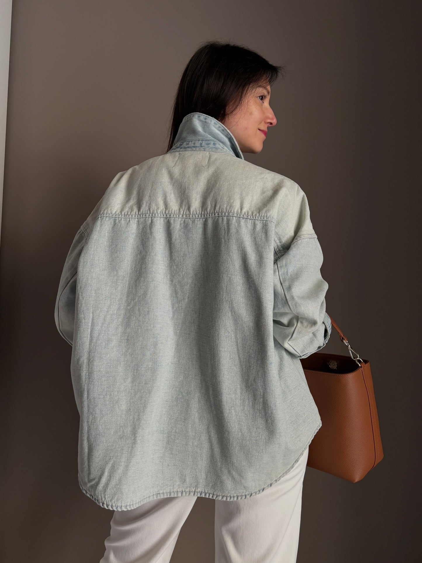 Camicia over in denim chiaro con ricamo