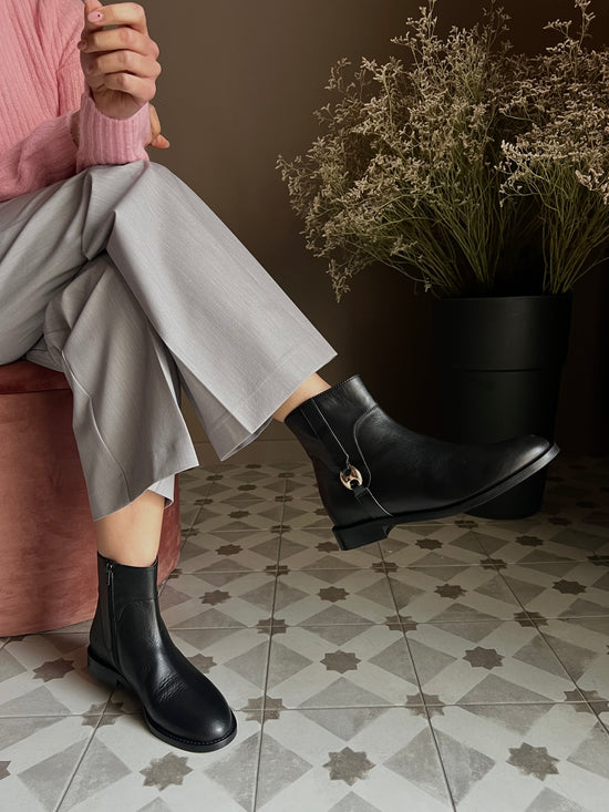Stivaletto in pelle con dettaglio fibbietta