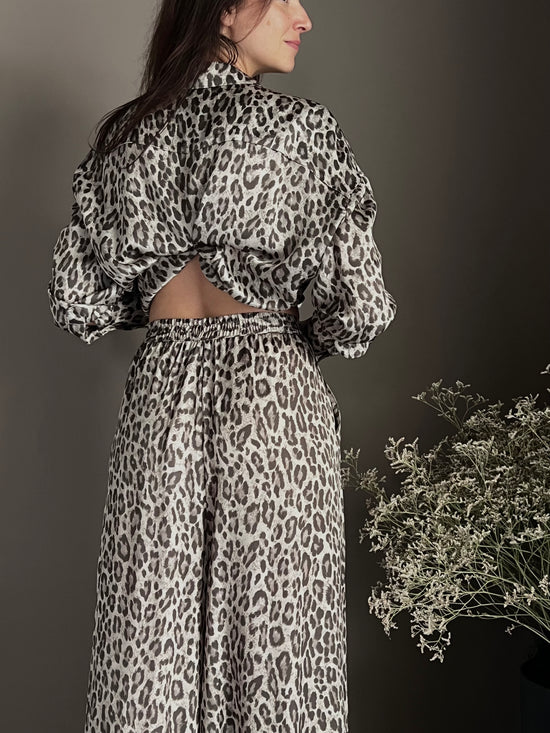 Pantalone in viscosa con stampa animalier
