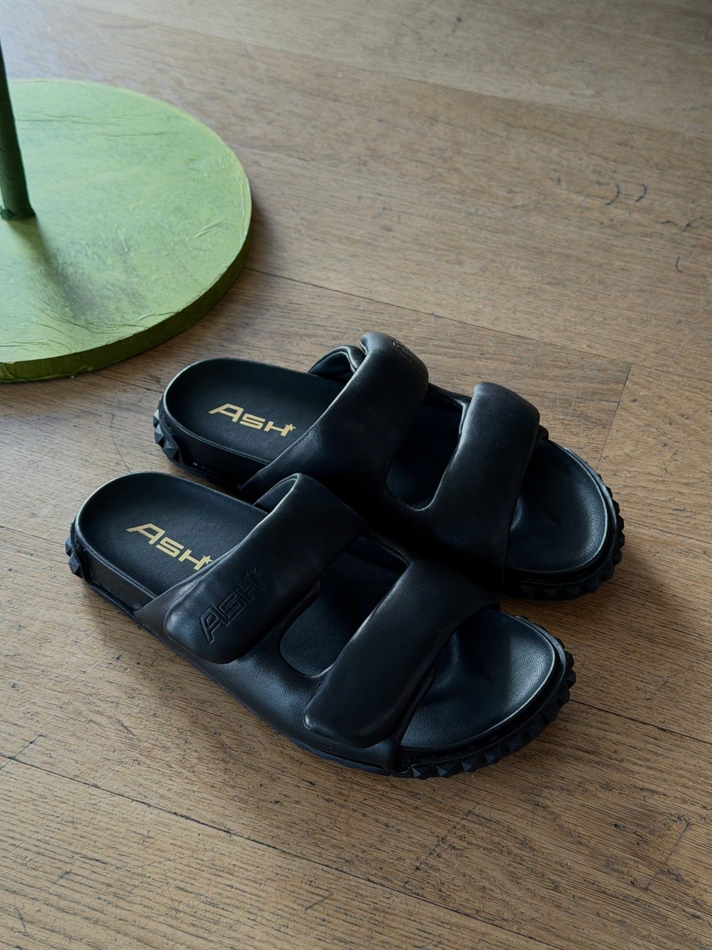 Sandalo ASH Nappa Nera con Borchie Rubber