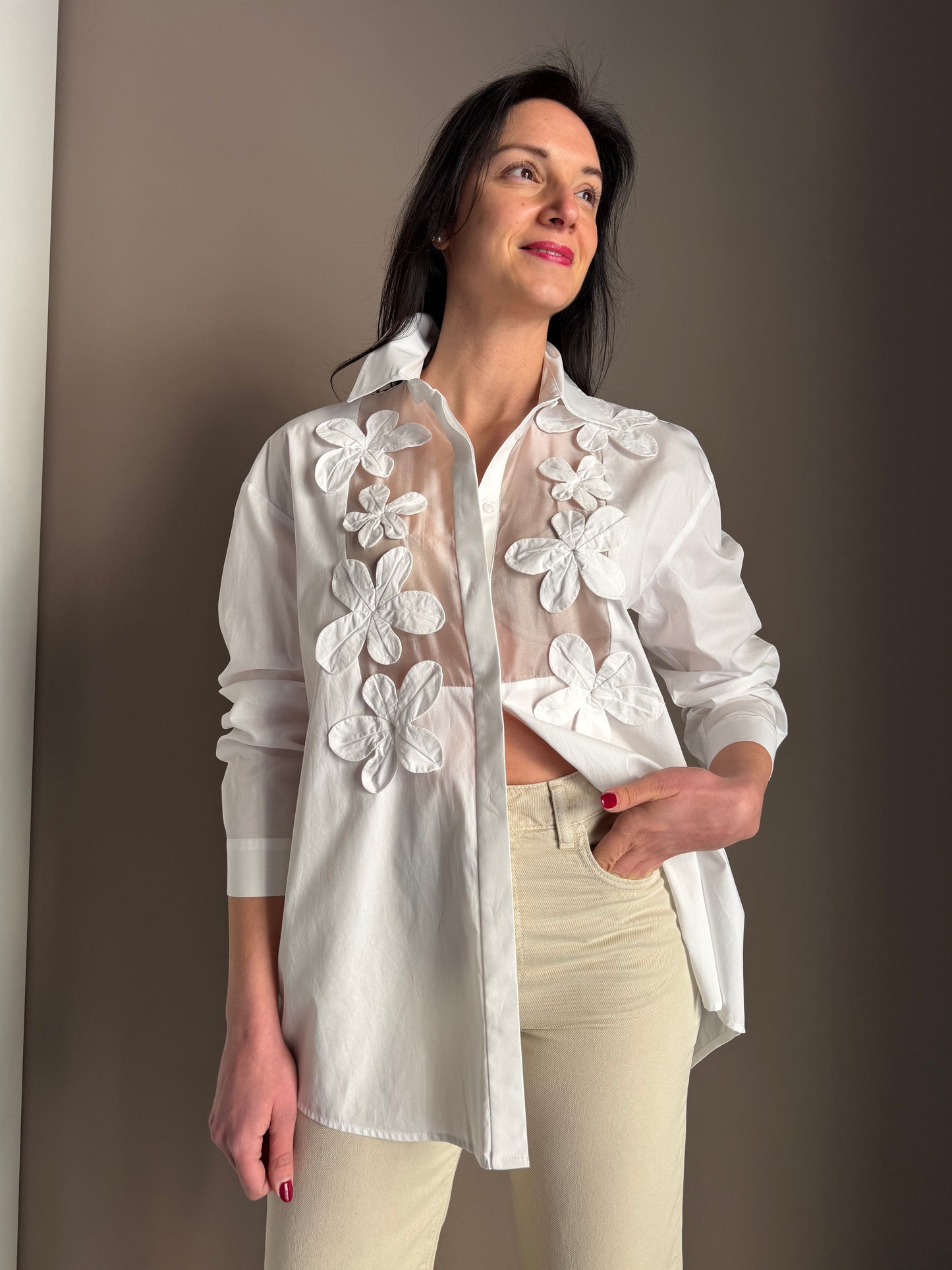Camicia in cotone con intarsi floreali
