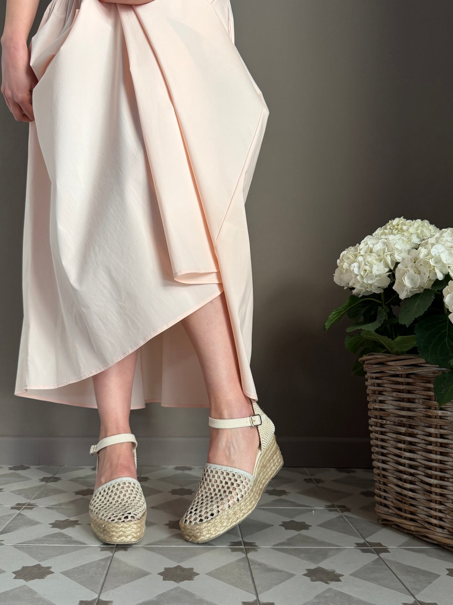 Sandalo con zeppa in corda in cotone traforato beige