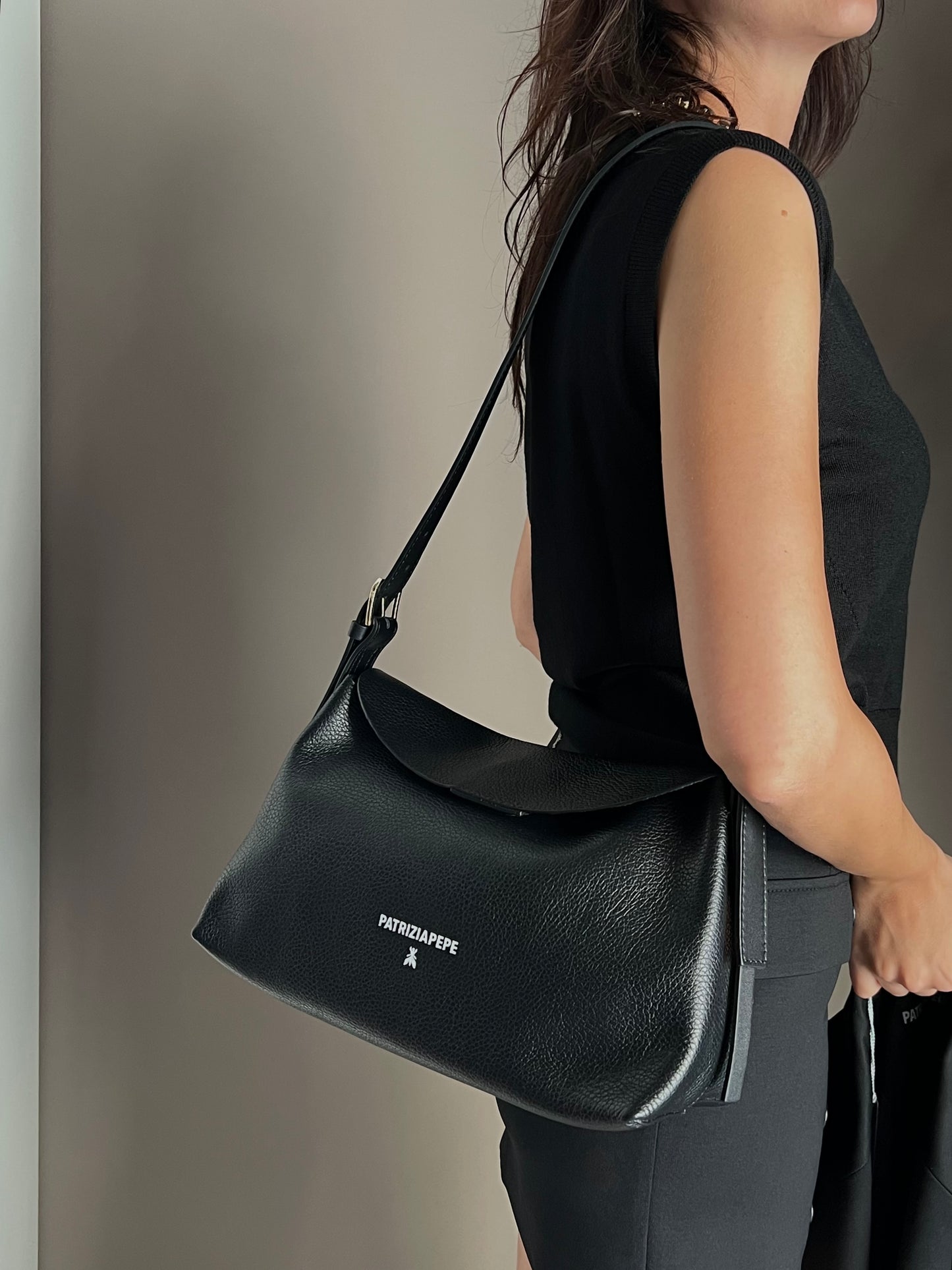 Borsa a tracolla Never Complete in pelle nera