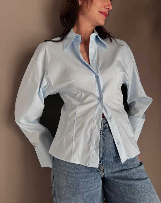 Camicia in cotone con spalla scesa Azzurra