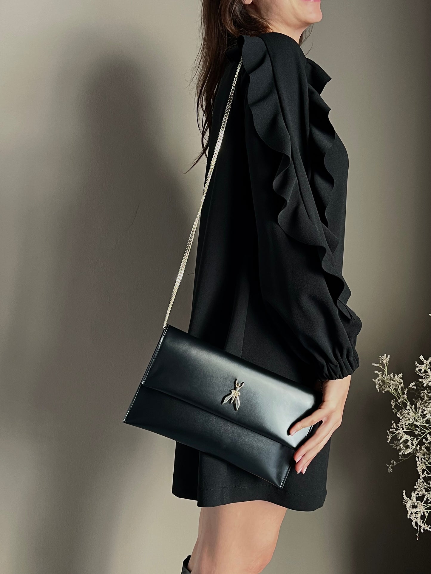 Borsa pochette in pelle nera con catena