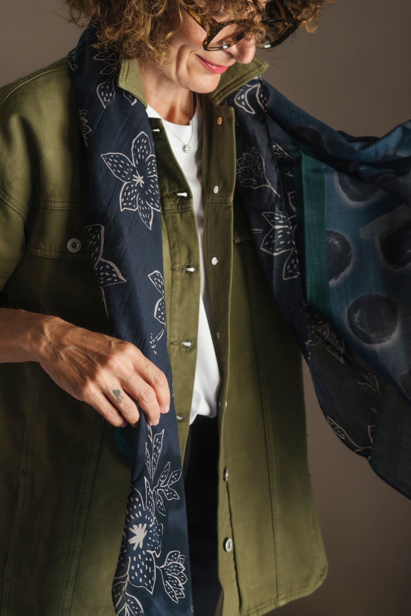 Foulard Alessia Santi in cotone e seta nero blu grigio