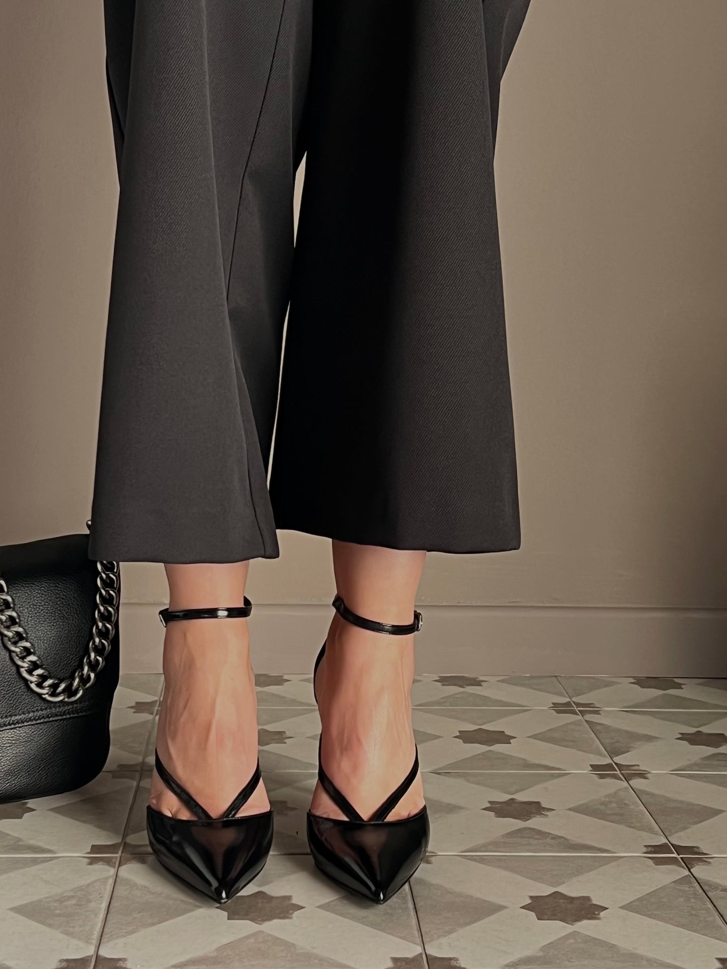 Decolletè in pelle con cinturini tacco 10cm