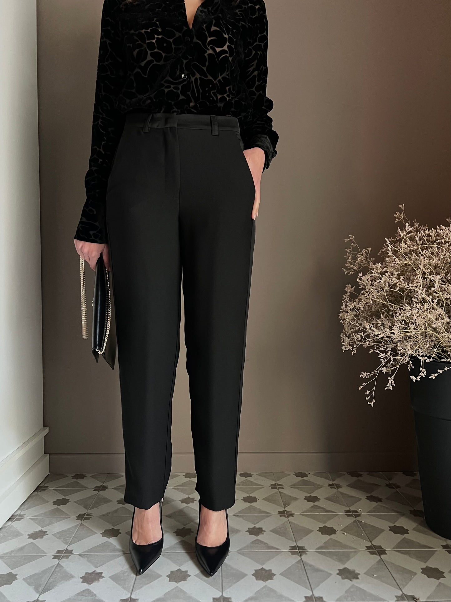 Pantalone ankle nero in crepe con dettaglio laterale