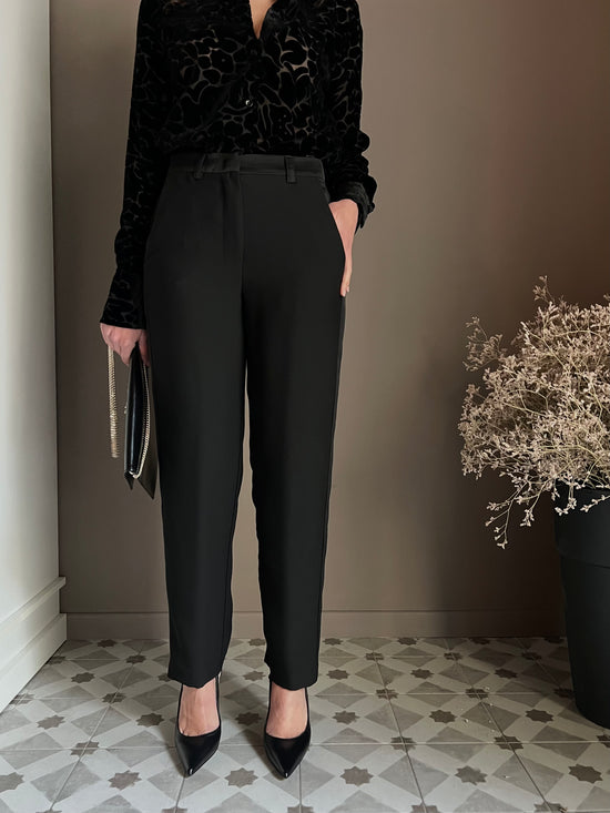 Pantalone ankle nero in crepe con dettaglio laterale
