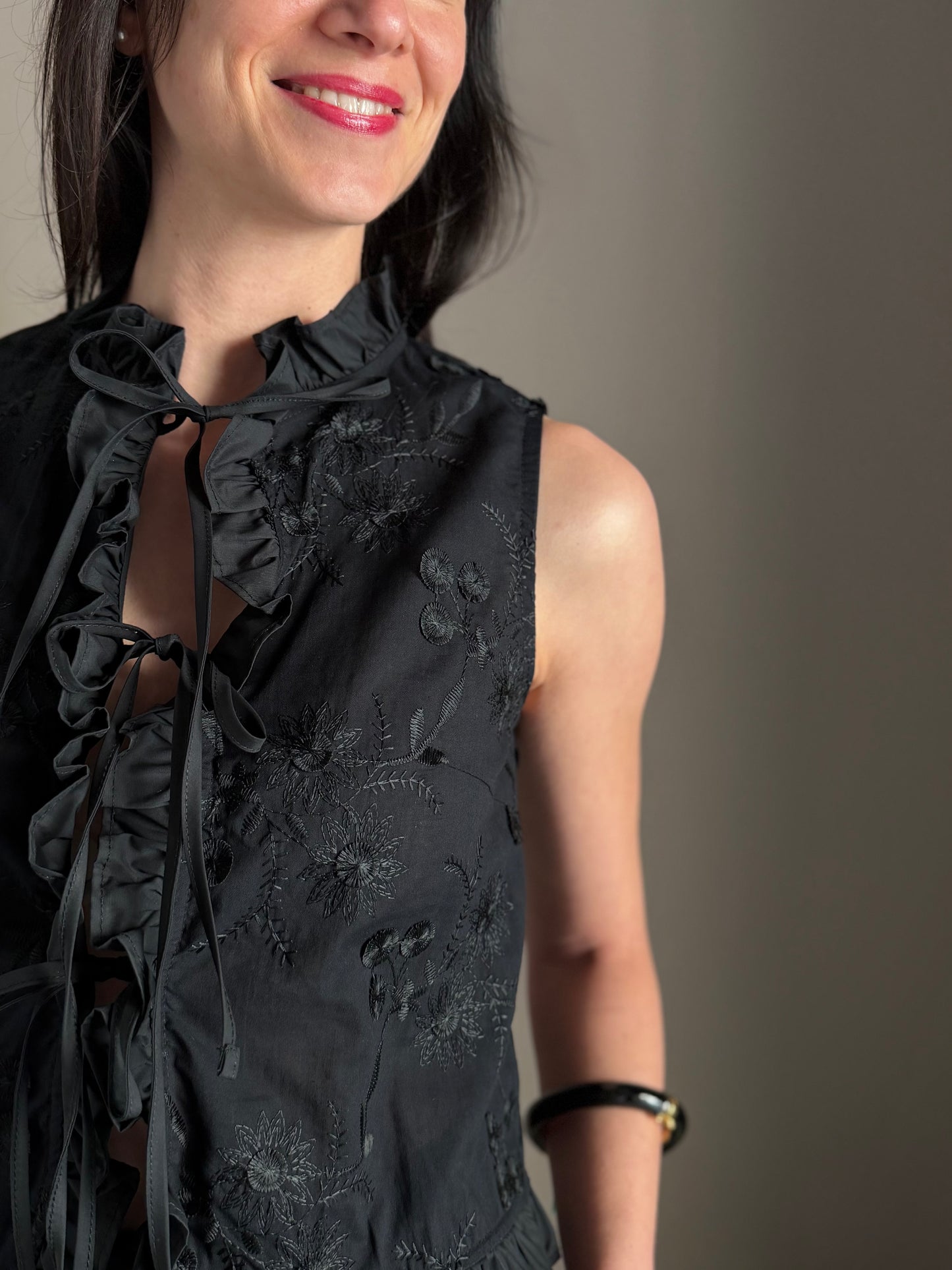 Camicia ricamata con rouches nera