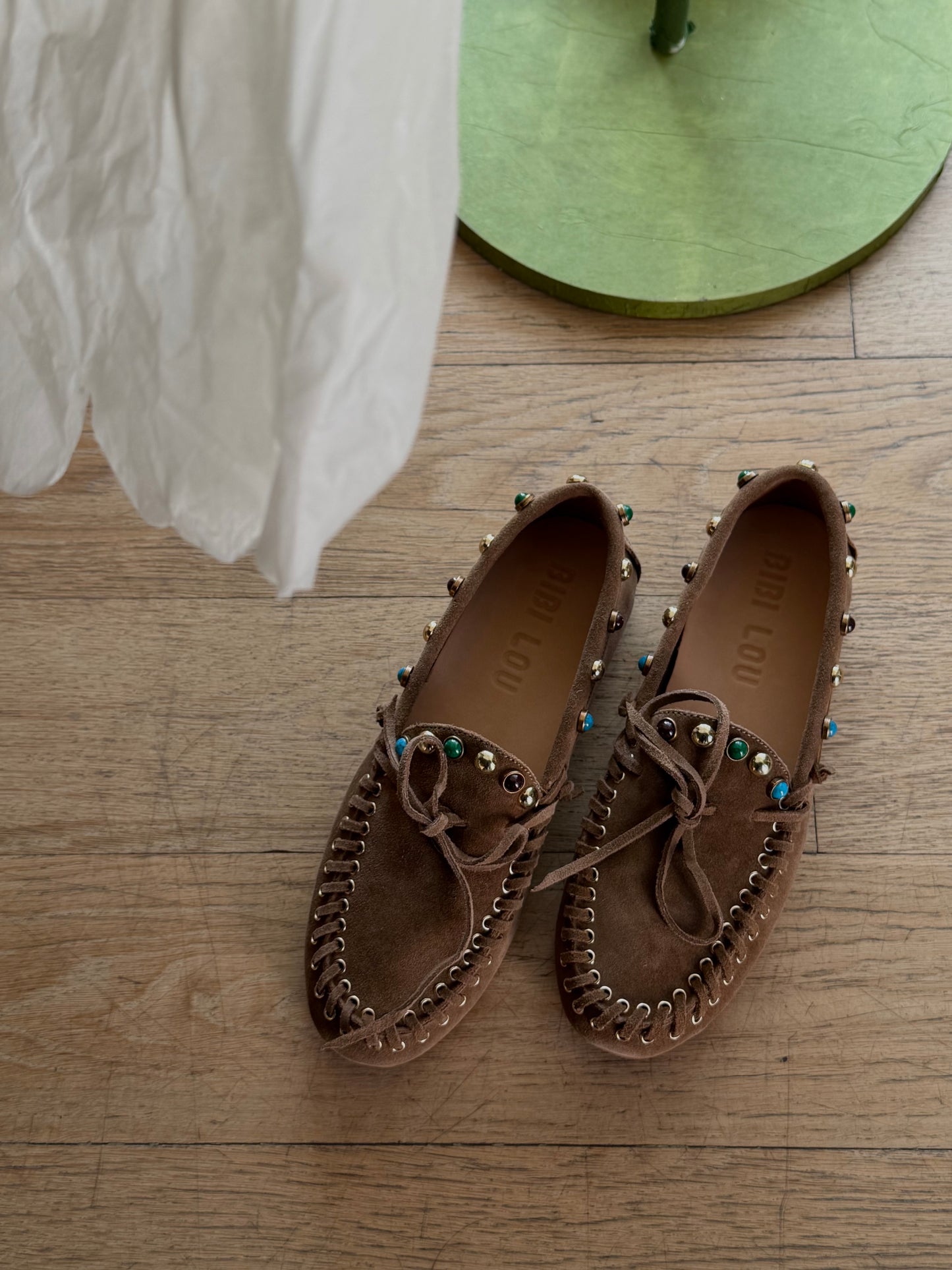 Mocassino in suede con borchiette