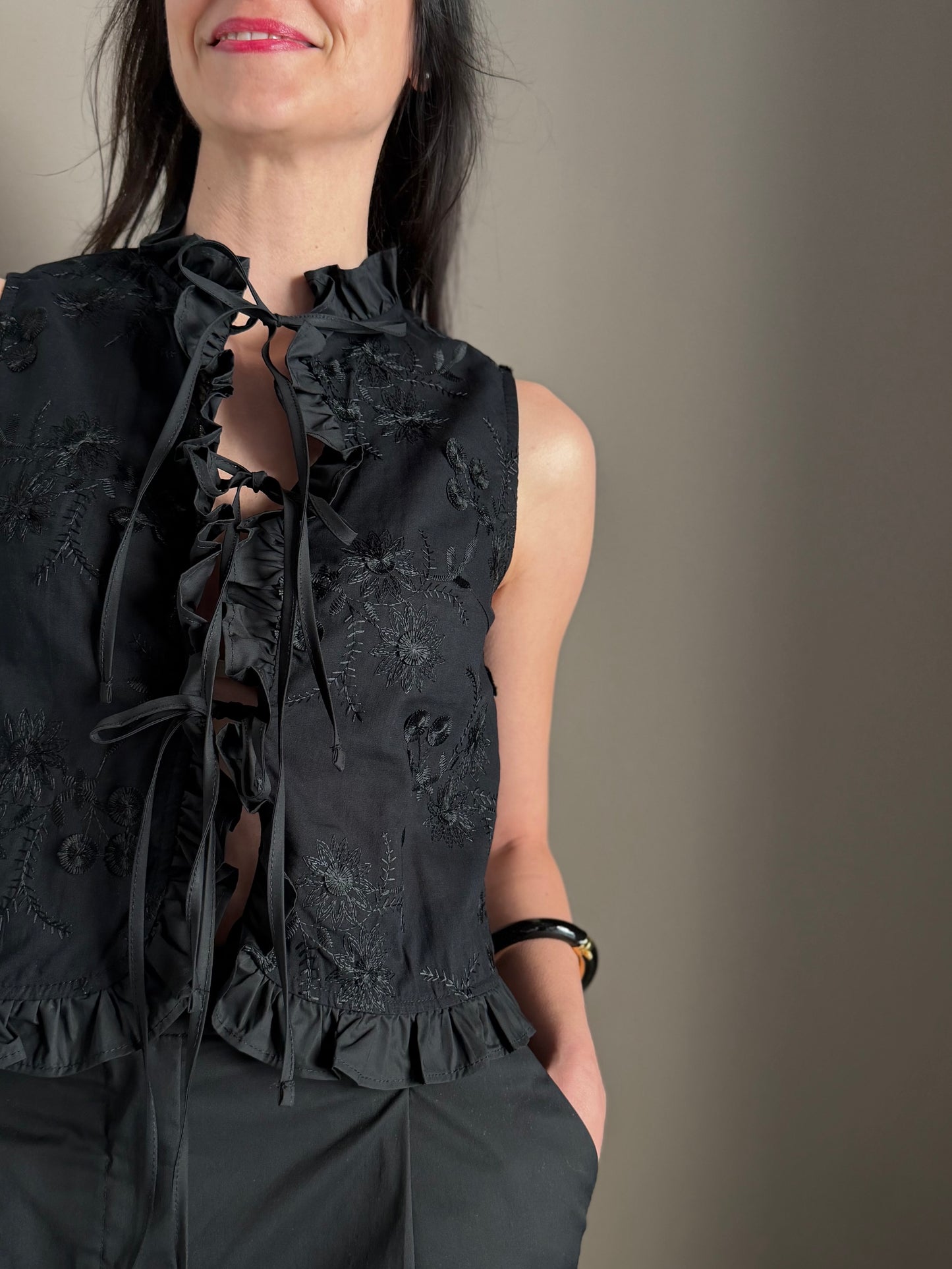 Camicia ricamata con rouches nera