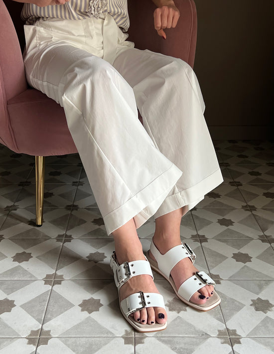 Sandalo in pelle con doppia fascia con fibbie argento