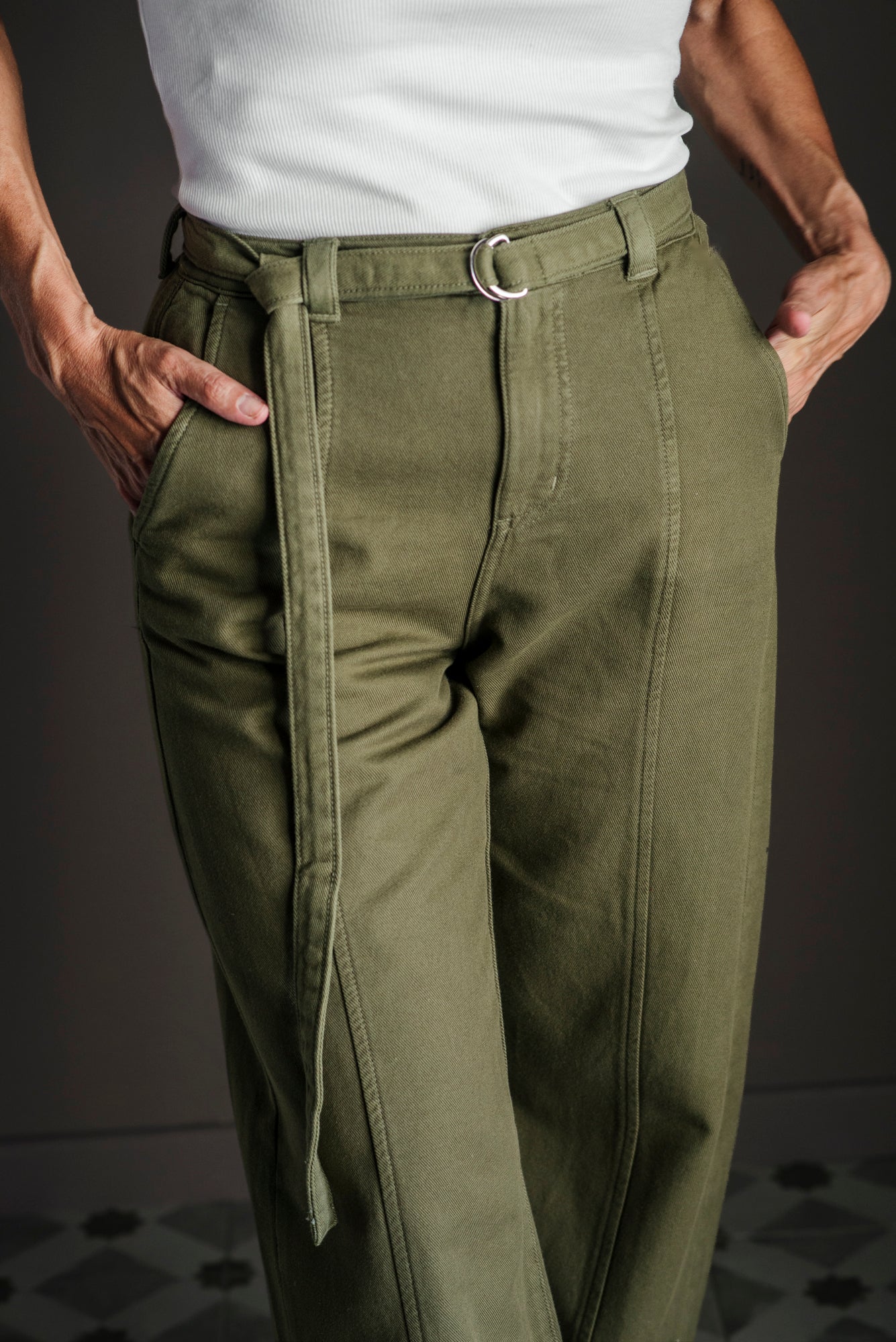 Pantalone utilitarian in cotone verde militare