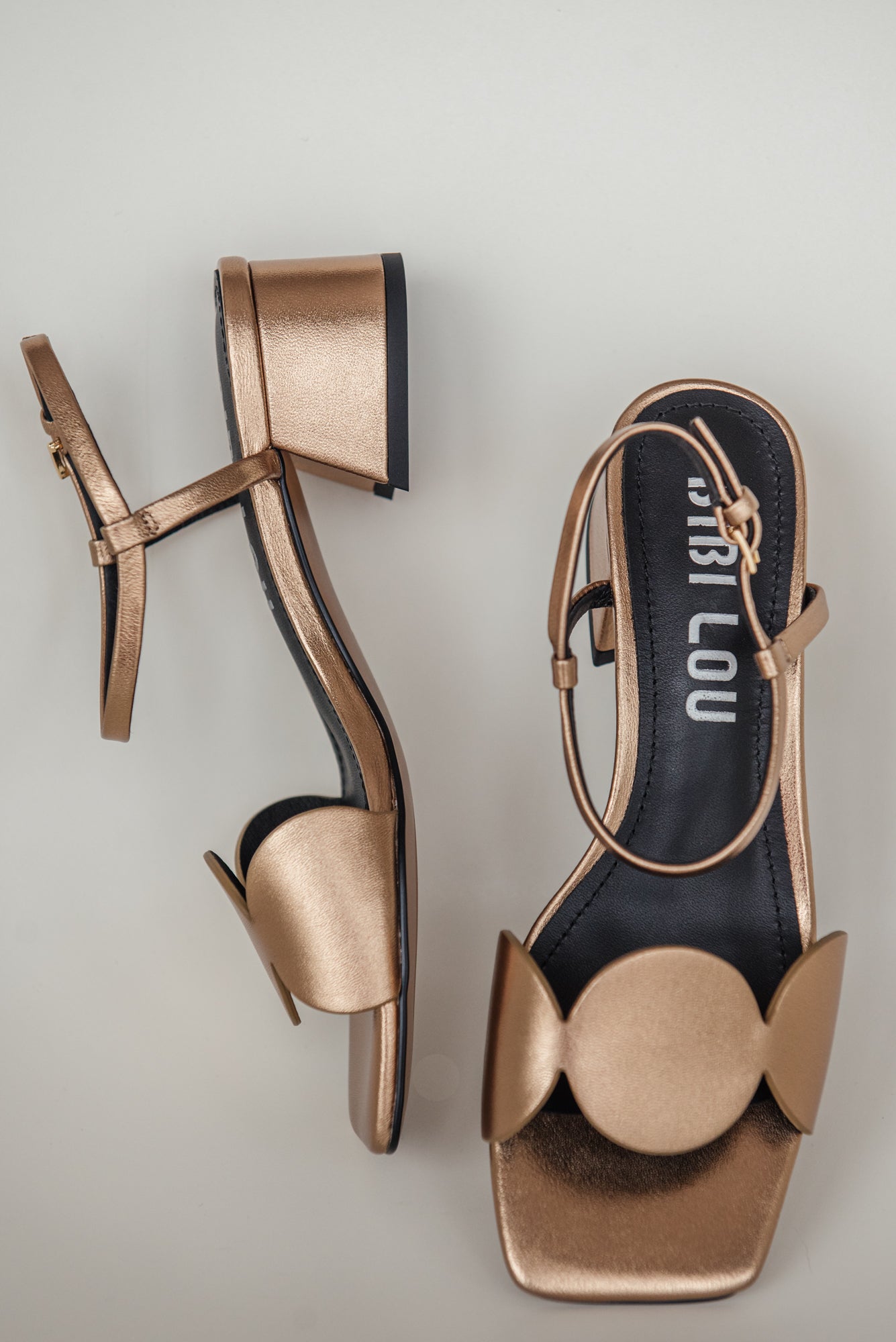 Sandalo in pelle bronzo con fascia semicerchi