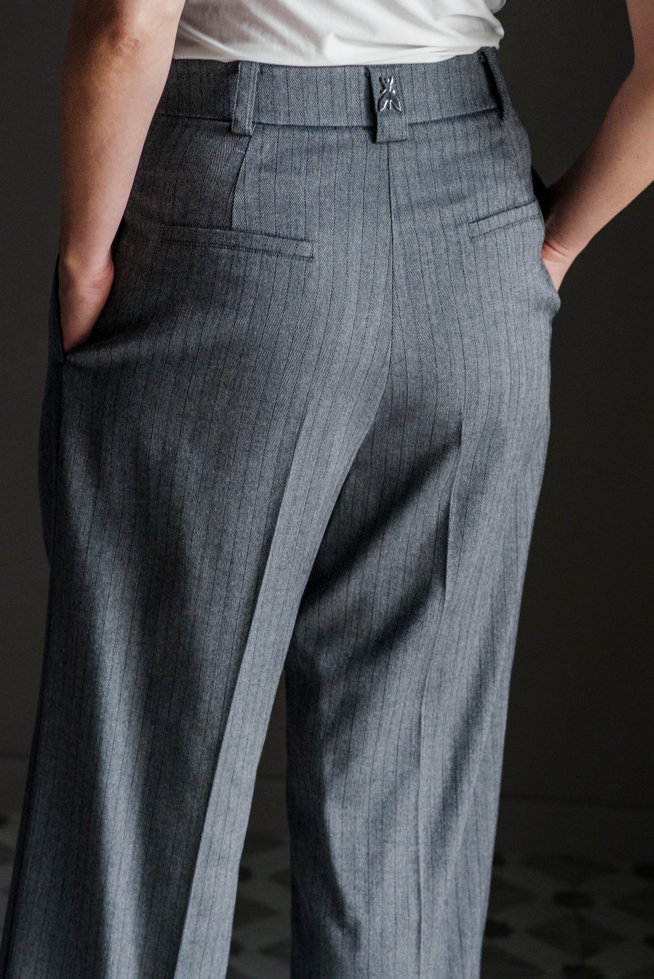 Pantalone gessato wide-leg grigio/marrone