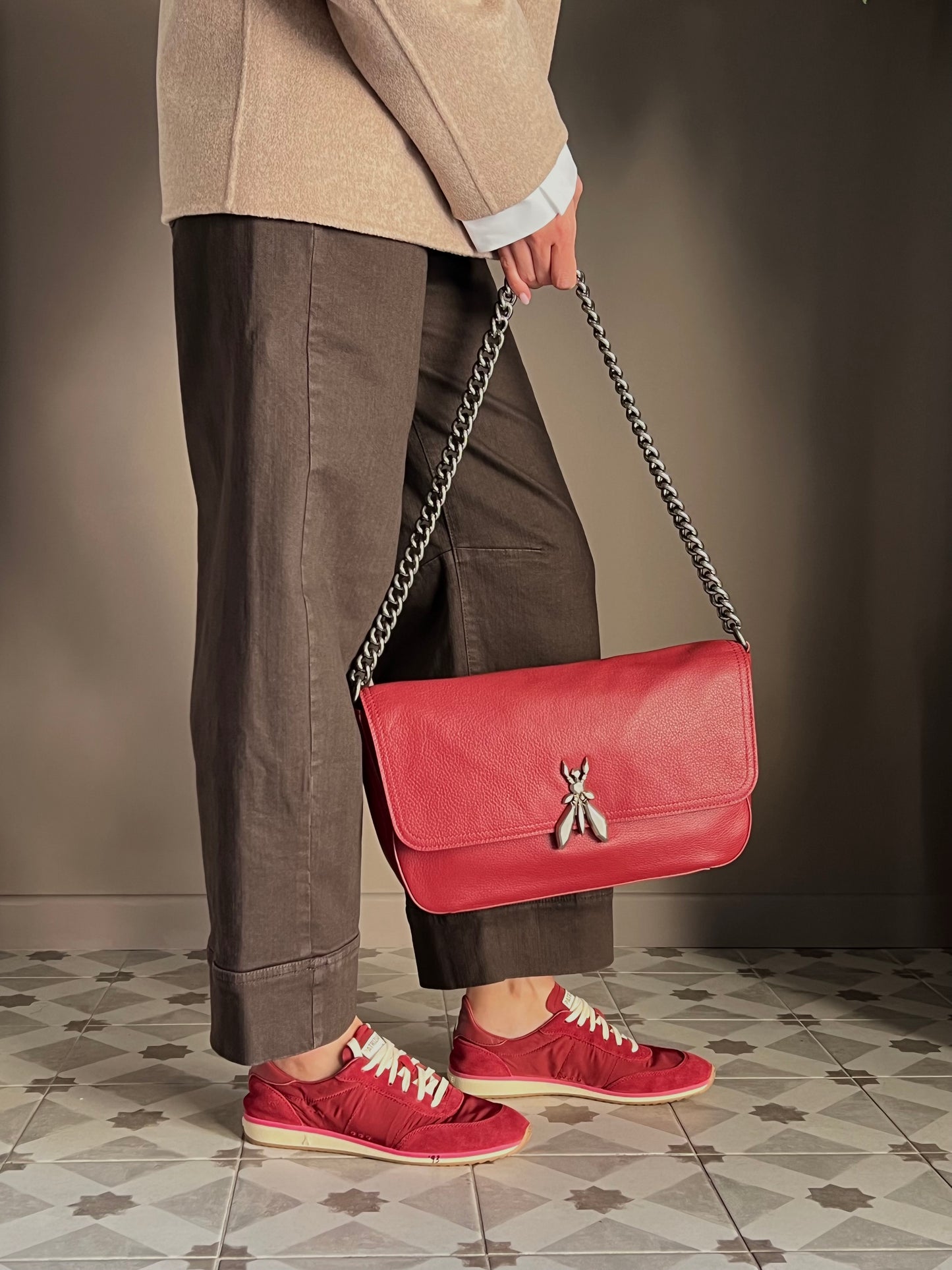 Borsa a spalla media con catena