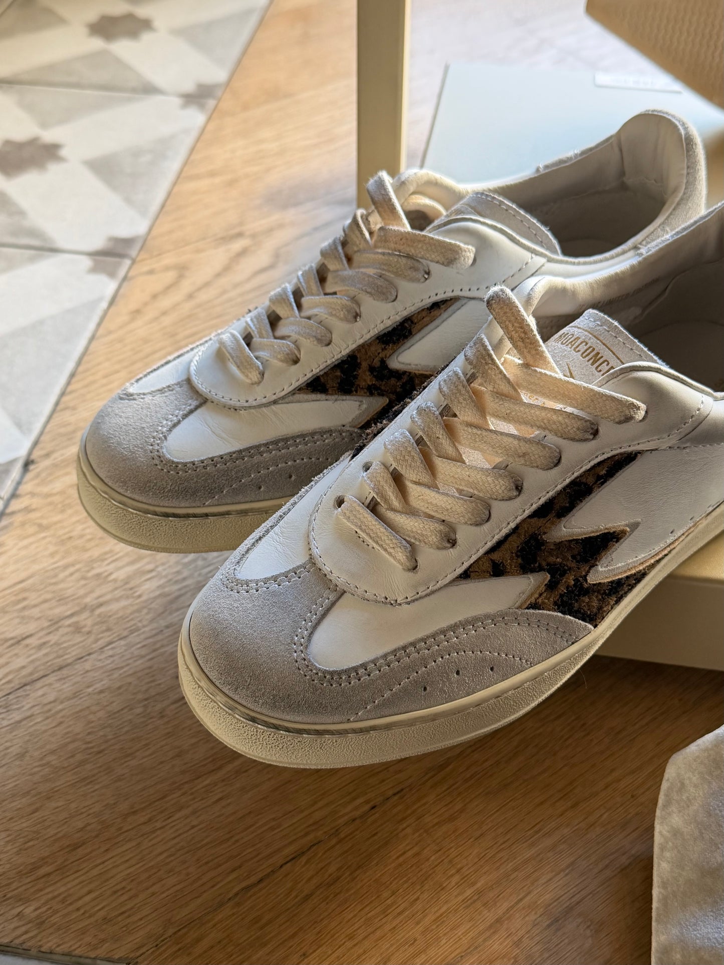 Sneakers in pelle e camoscio con dettaglio leo