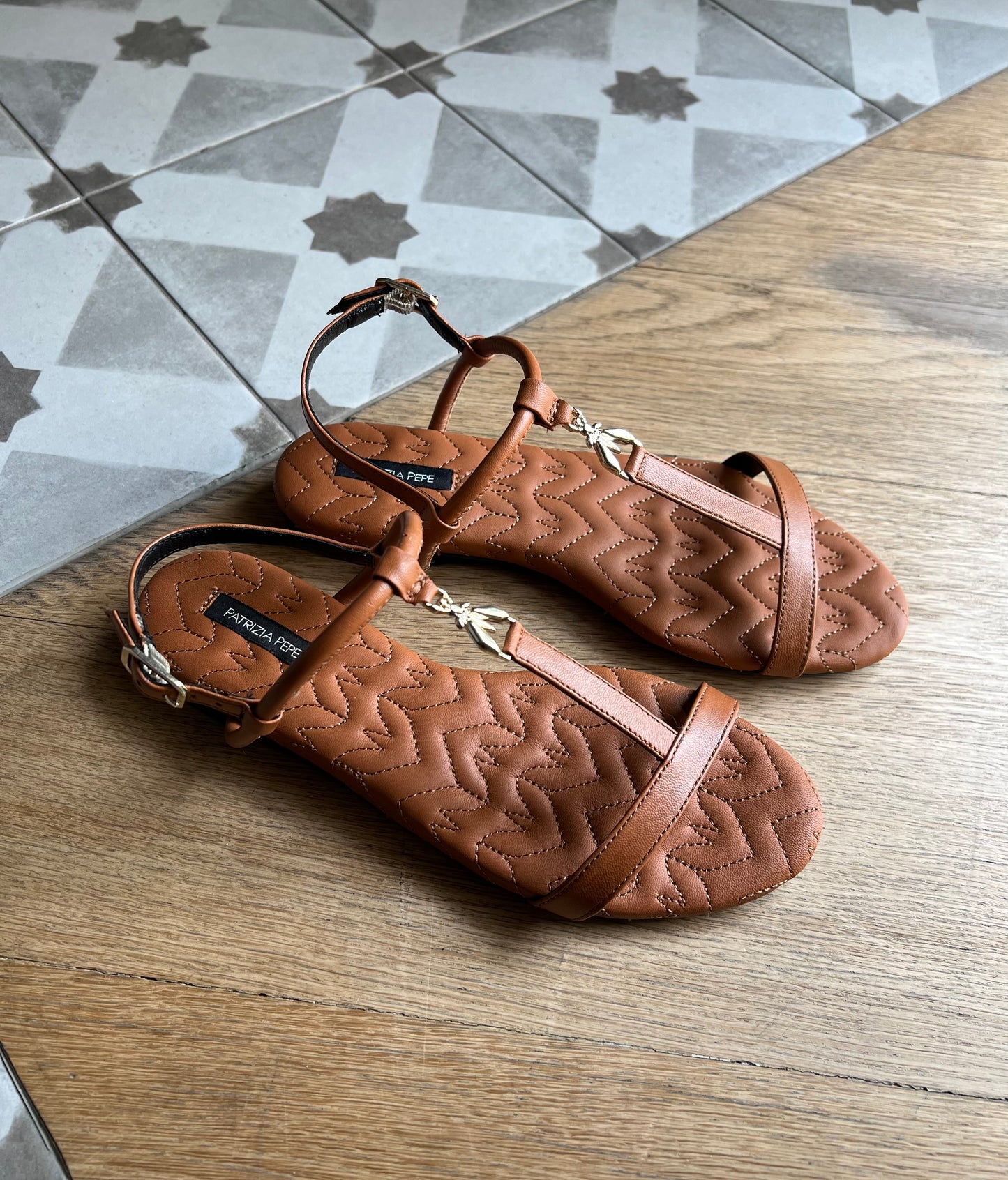 Sandalo flat in pelle tinta cuoio