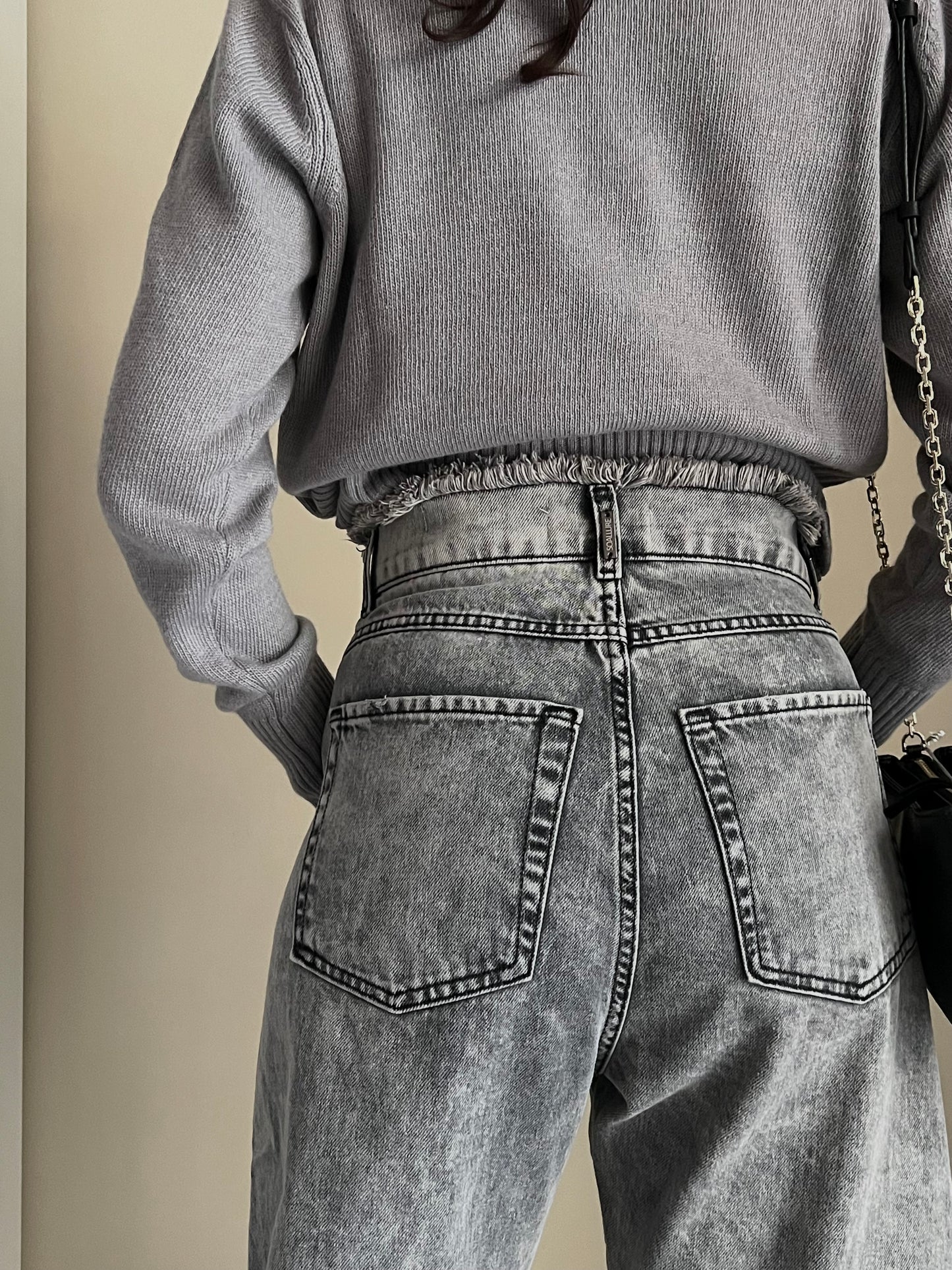 Pantalone denim vita alta con effetto sfrangiatura in vita