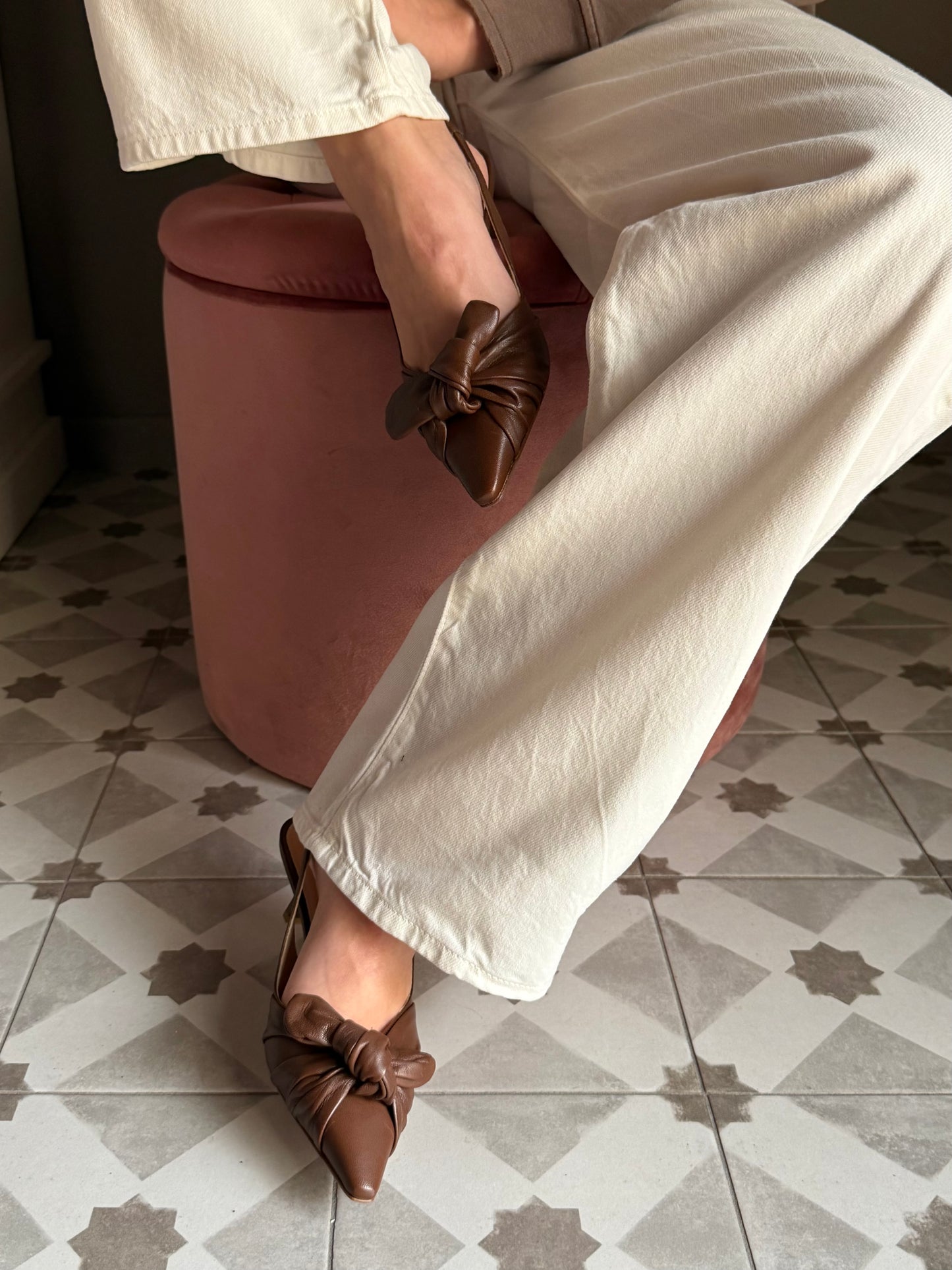 Decolletè in nappa con nodo