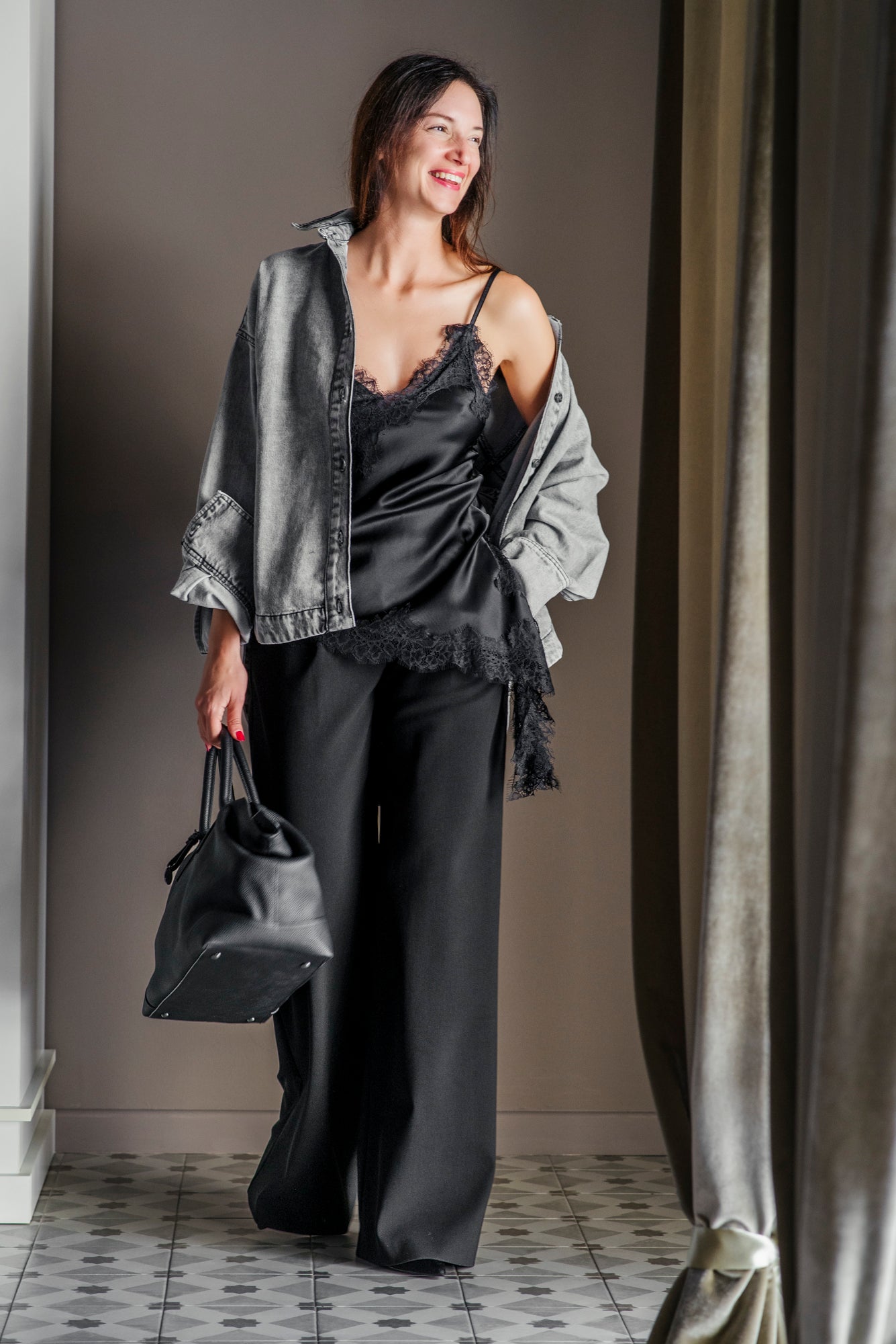 Top con inserti in pizzo asimmetrico