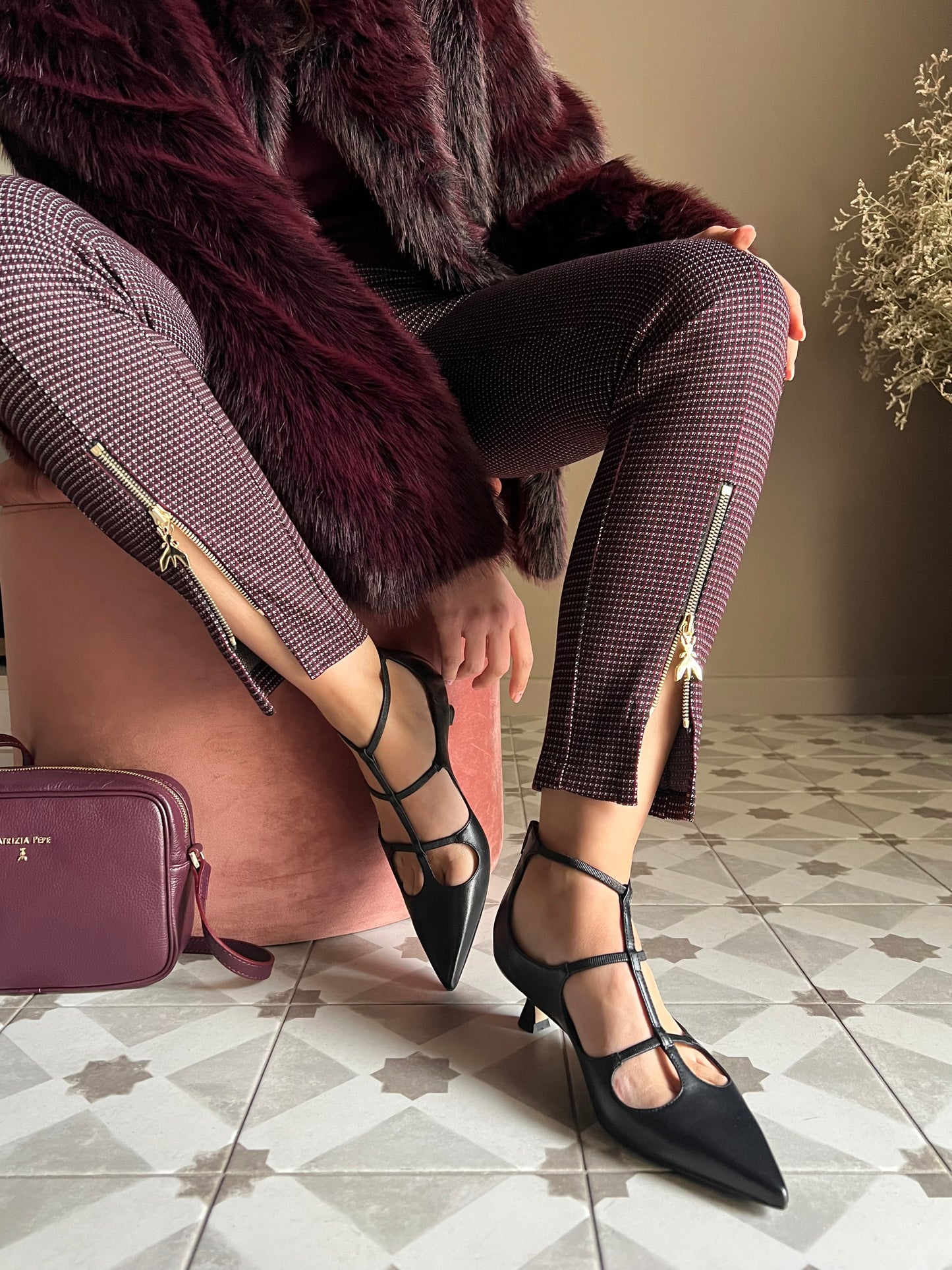 Decolletè con elastici intrecciati e zip posteriore