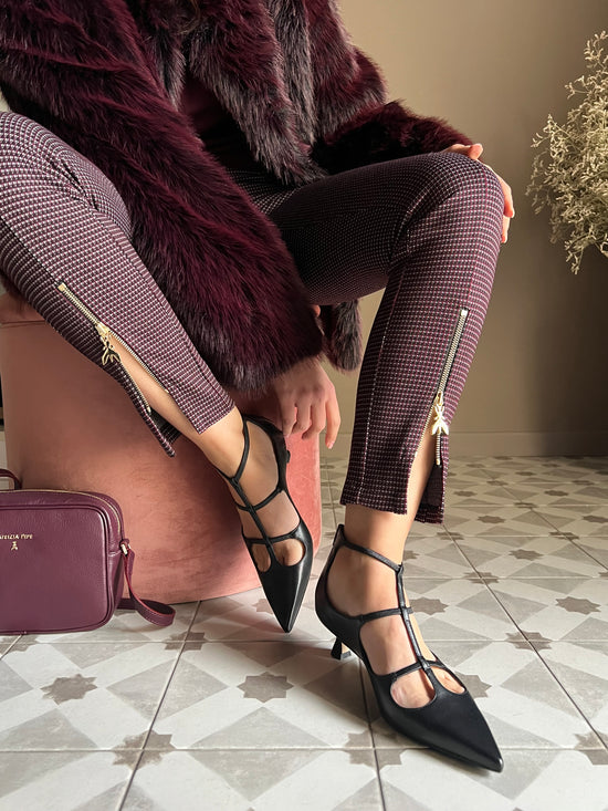 Decolletè con elastici intrecciati e zip posteriore